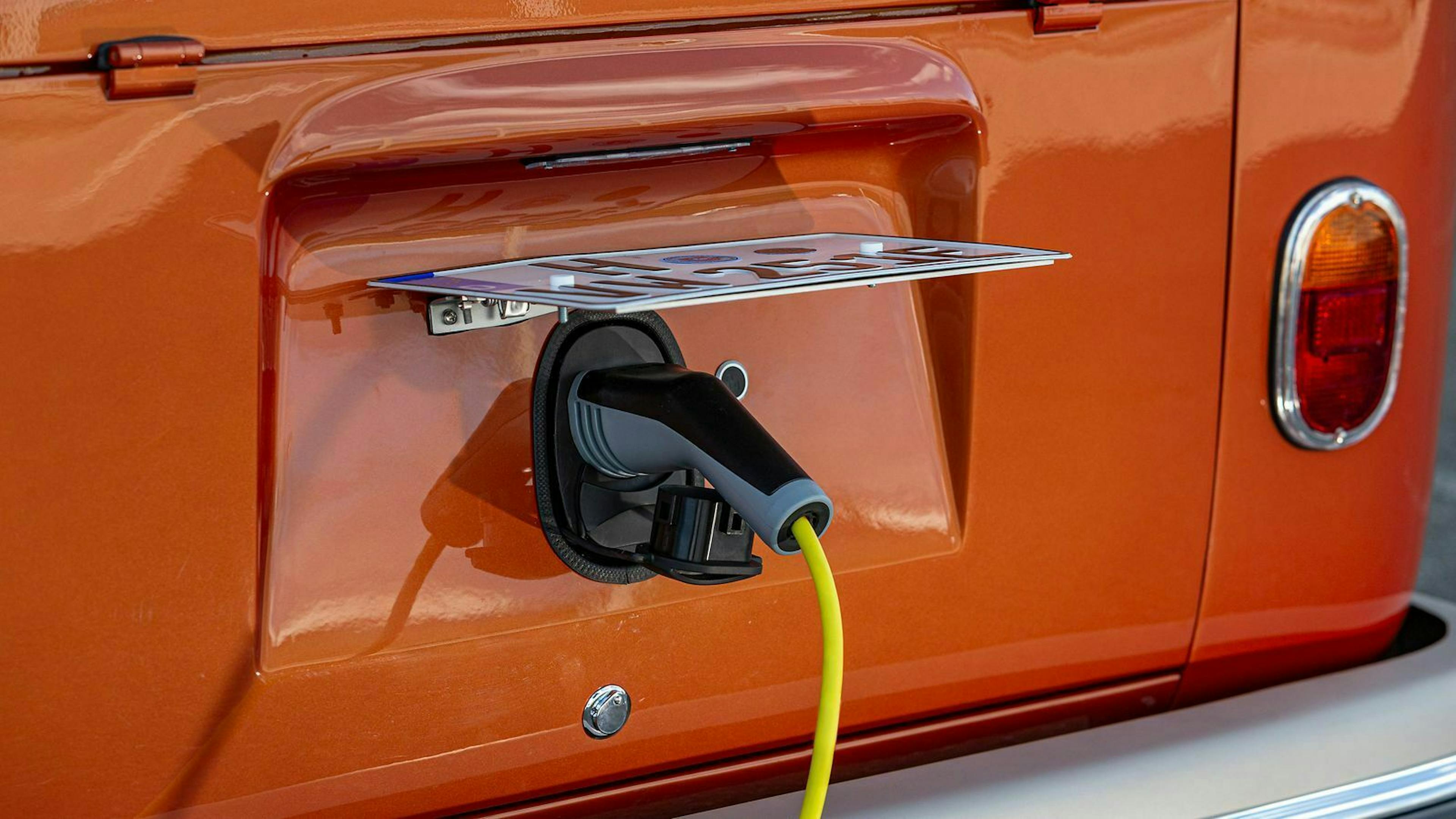 Zu sehen ist der Ladeanschluss des VW e-Bulli