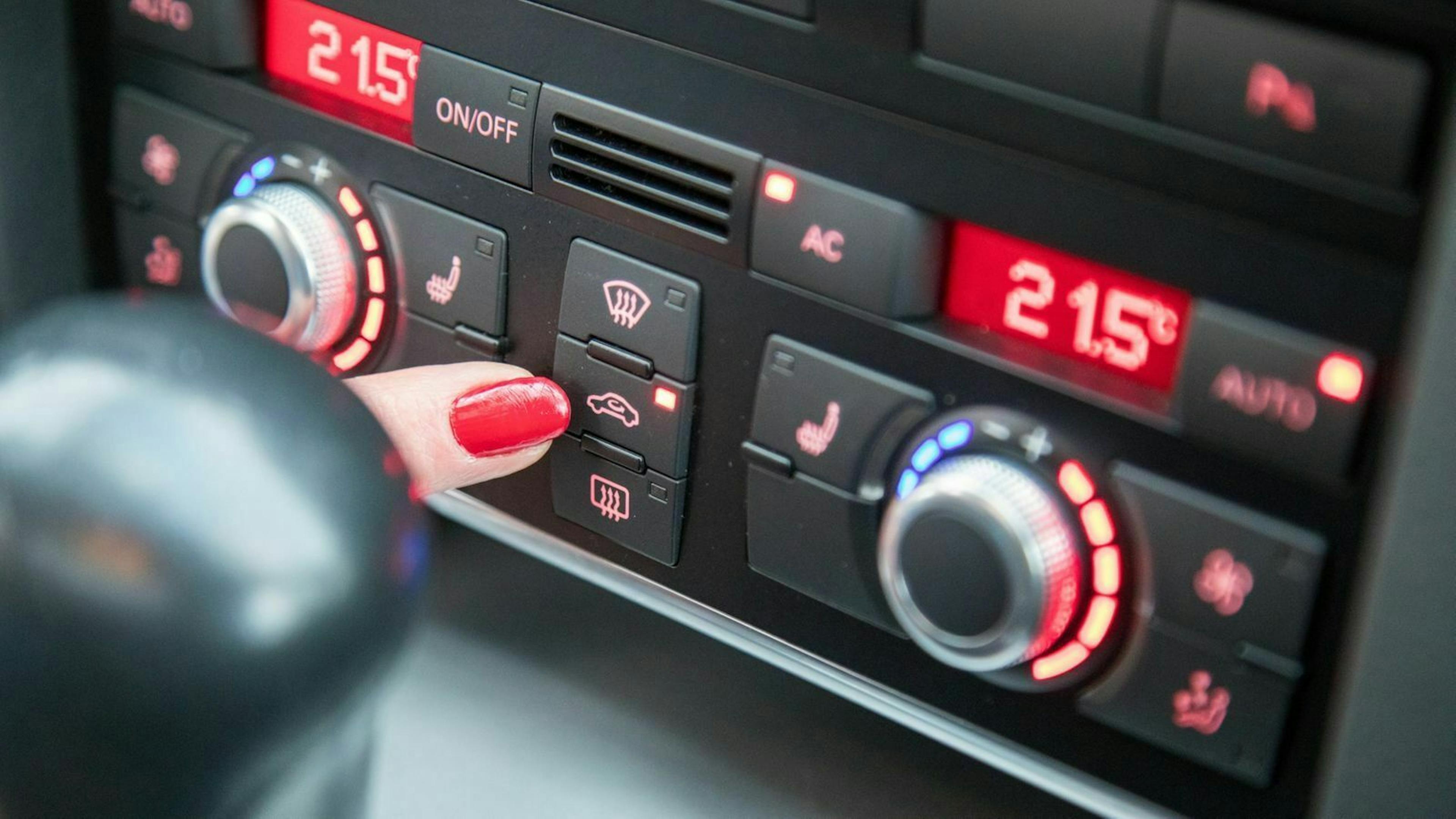 Zu sehen sind die Knöpfe zur Regulierung der Klimaanlage 