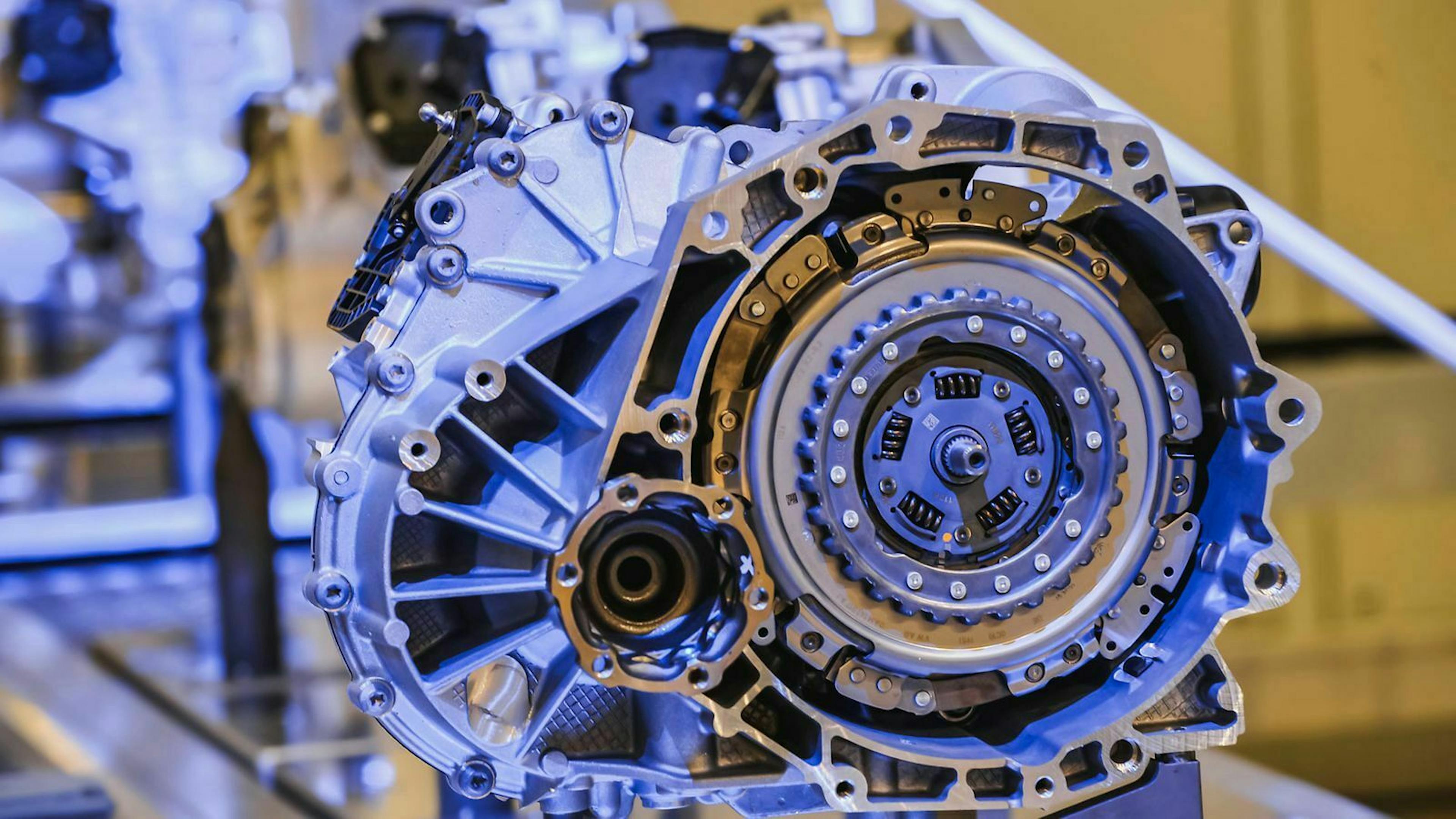 Vor der Montage mit dem Motor ist die offene Seite eines Doppelkupplungsgetriebe von VW zu sehen.