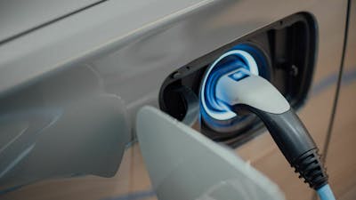 Detailaufnahme eines Elektroautos, das geladen wird