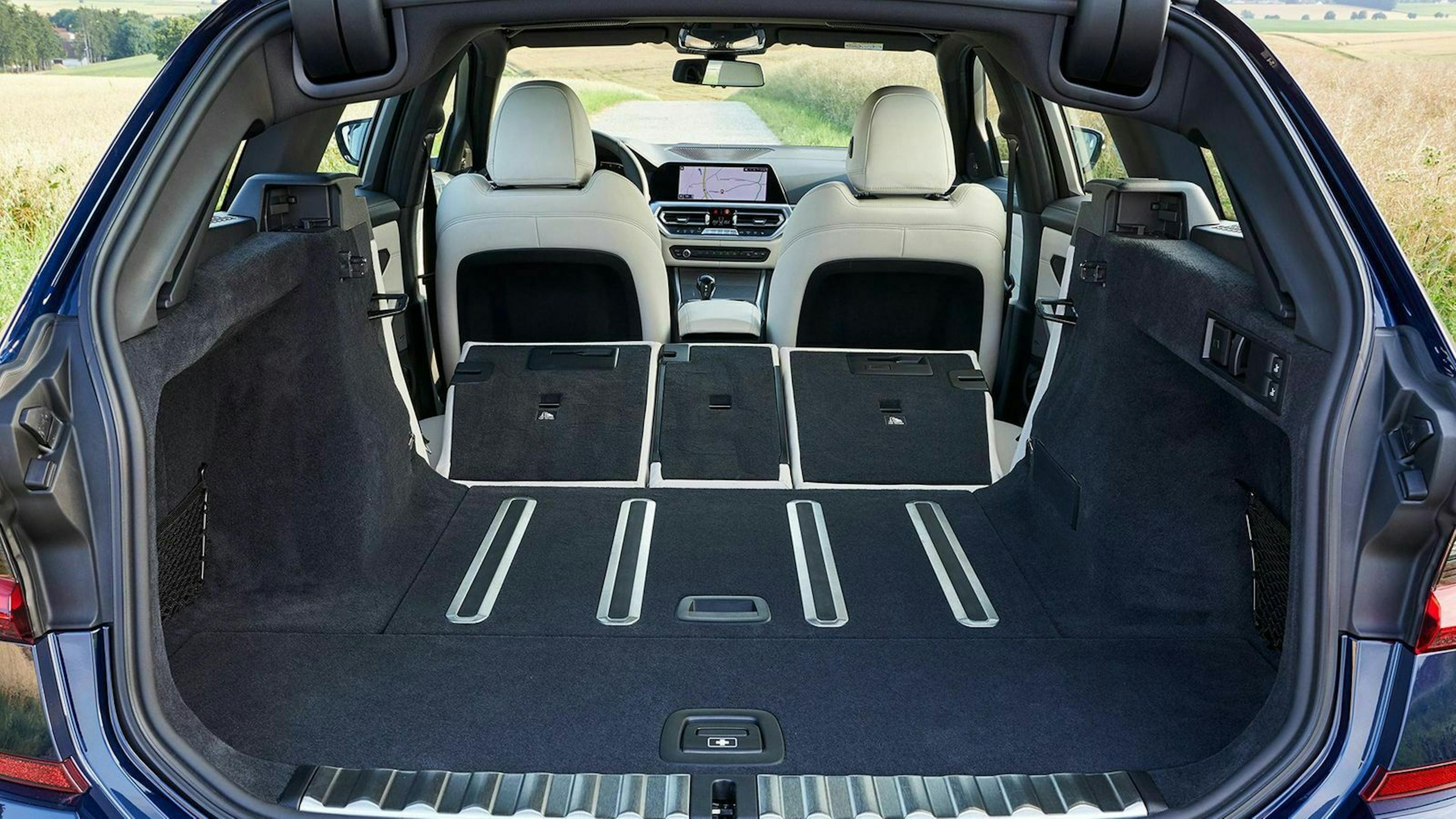 Zu sehen ist der Kofferraum des 3er BMW
