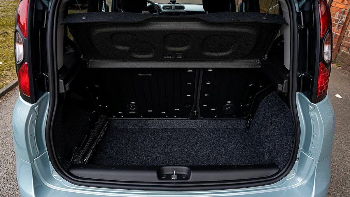 Zu sehen ist der Kofferraum des Fiat Panda MHEV