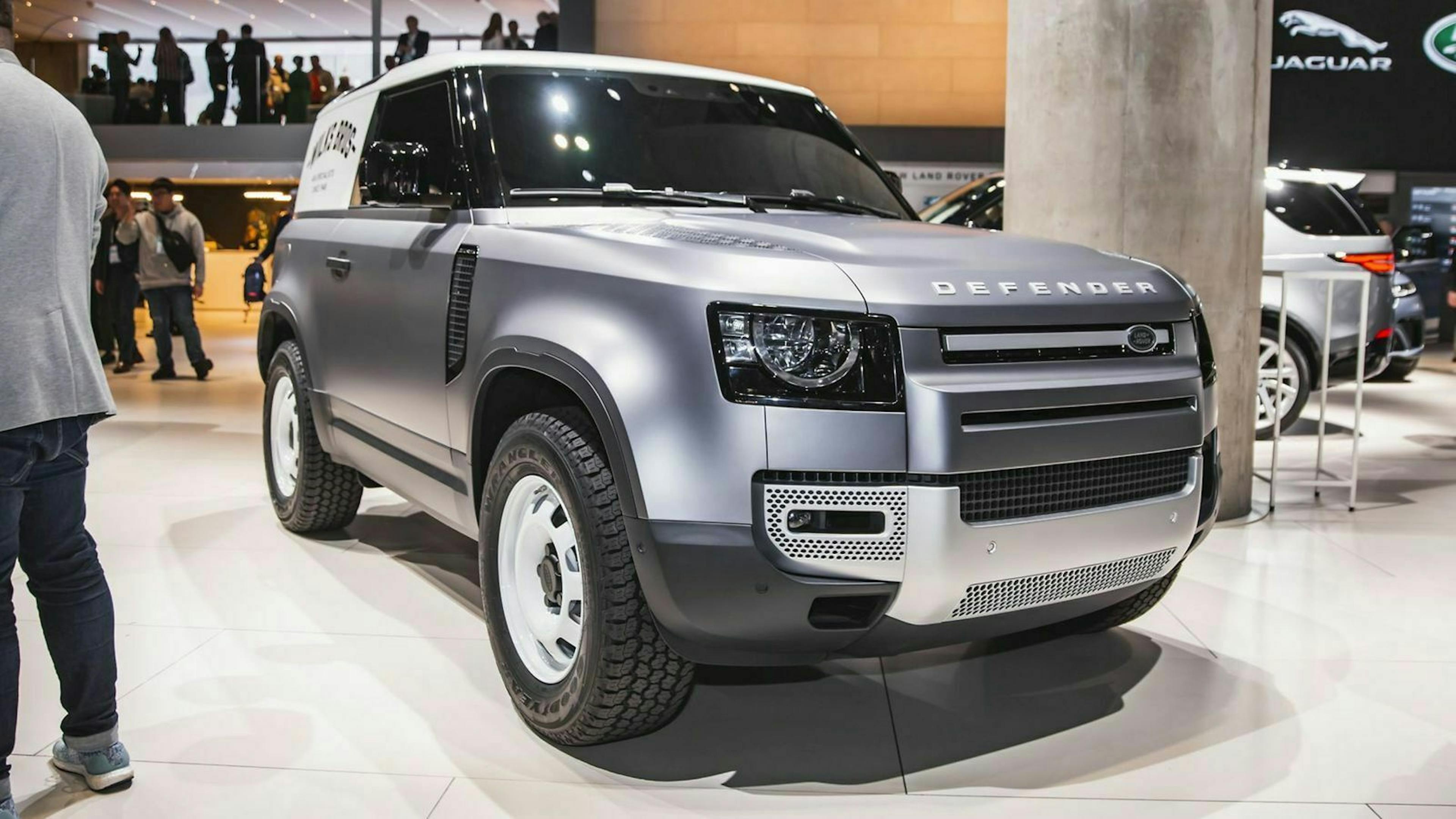 Der Geländewagen Defender steht auf Land Rovers Messestand bei der IAA 2019