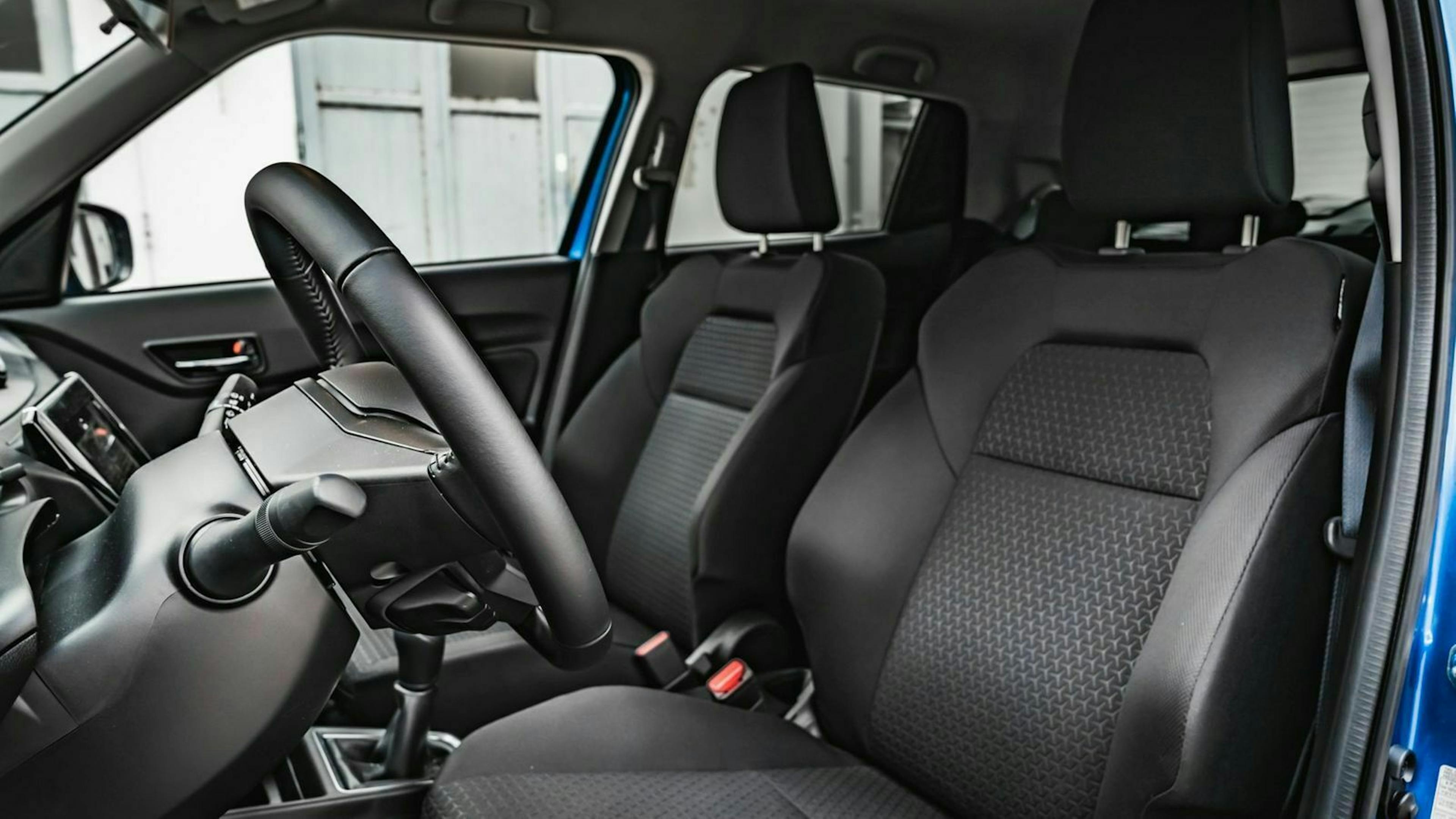 Zu sehen sind die Vordersitze des Suzuki Swift Hybrid 2020 