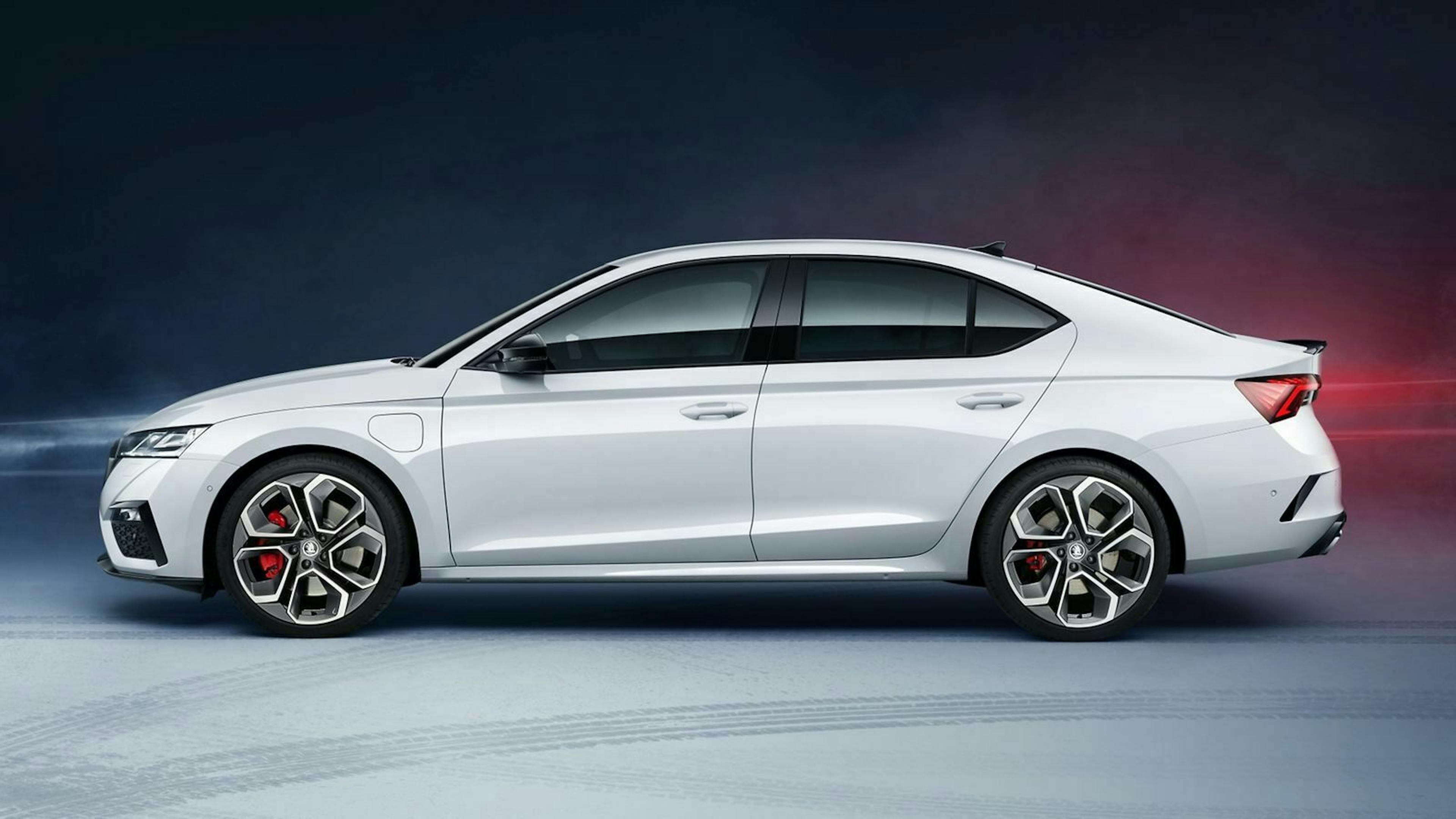 Der neue ŠKODA OCTAVIA RS iV in der Seitenansicht, stehend