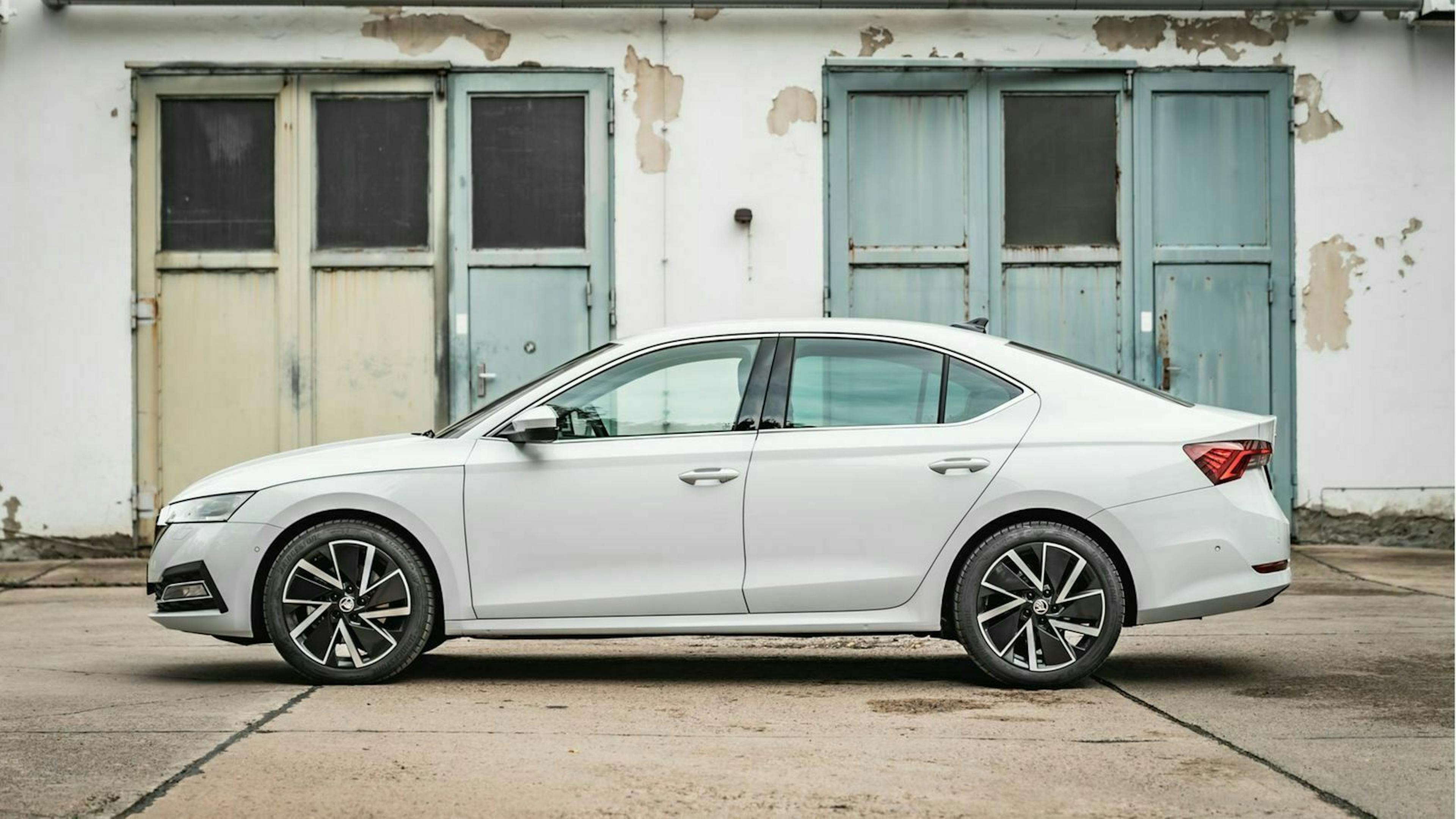 View of the side profile of the Škoda Octavia