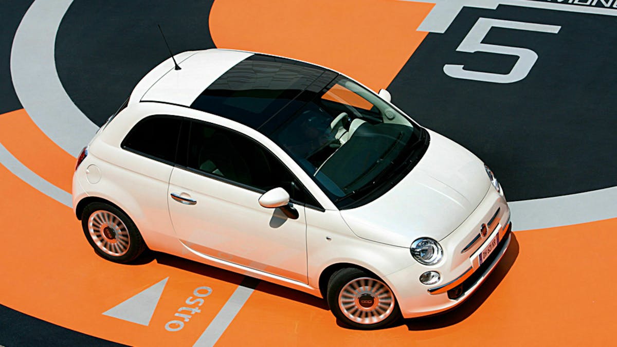 Draufsicht auf einen weißen Fiat 500 mit Panoramadach