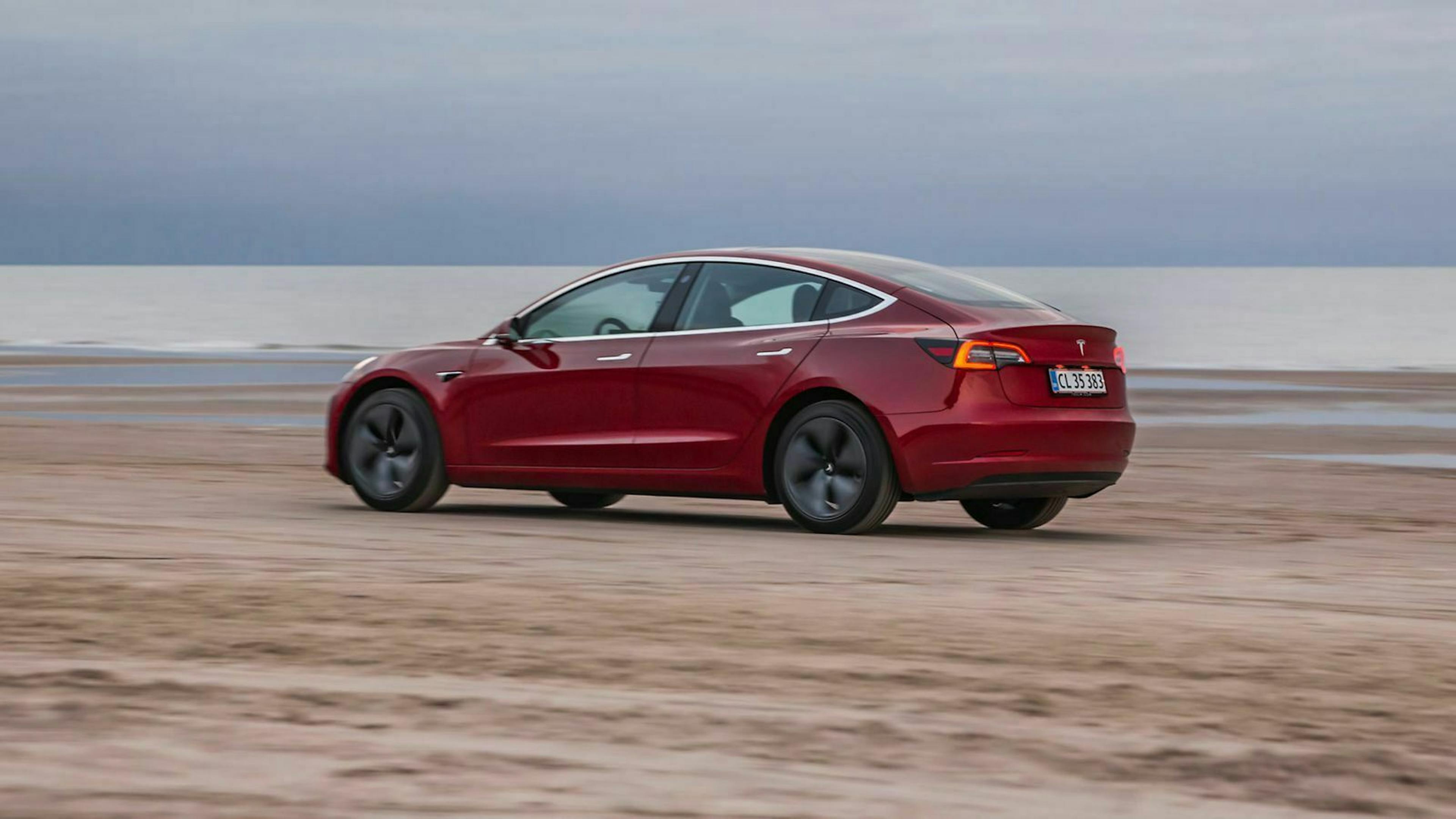 Der Tesla Model 3 erreicht bei 258 PS eine Höchstgeschwindigkeit von 225 km/h 