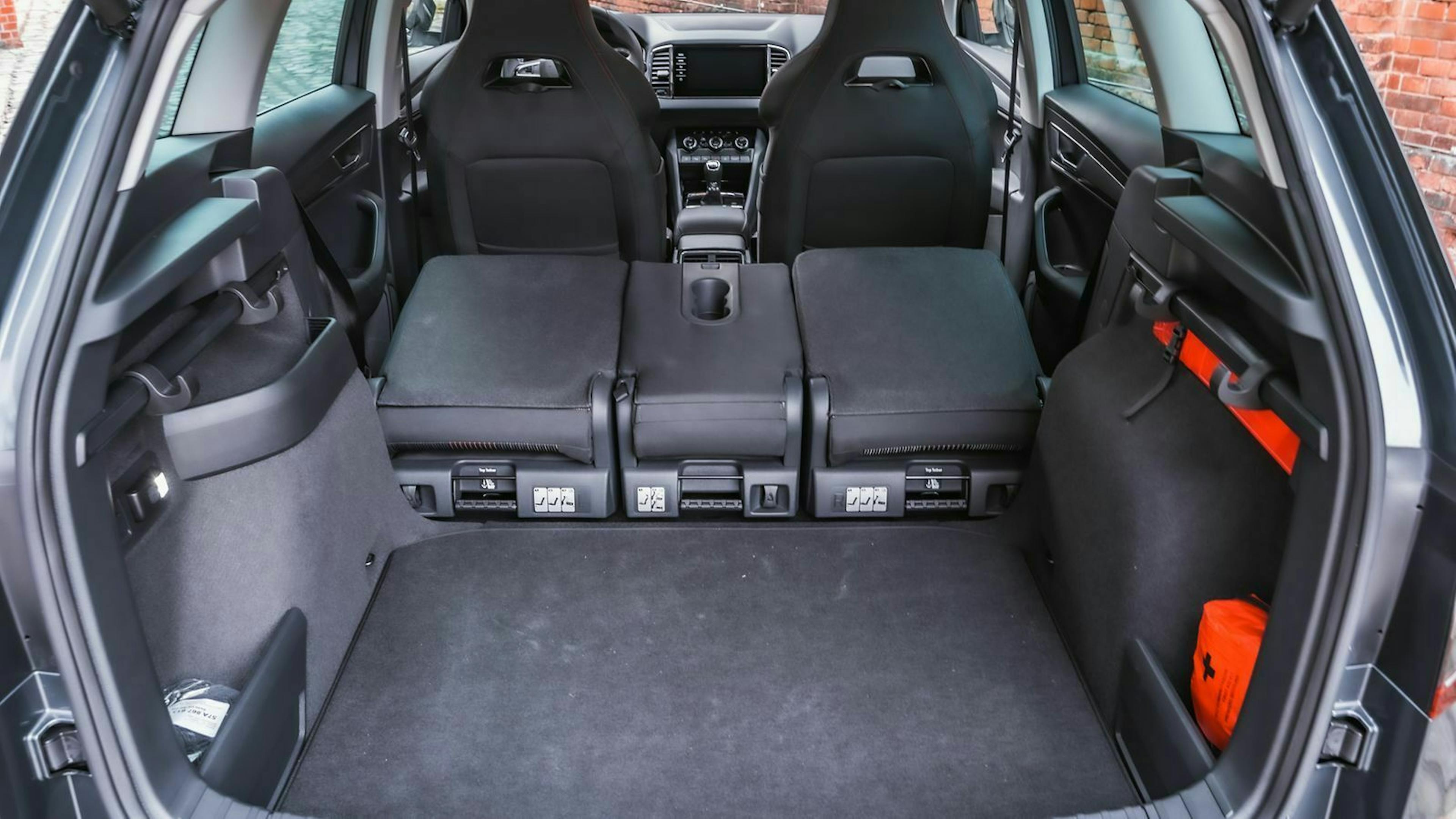 Škoda Karoq Blick in den Kofferraum mit umgeklappter Rückbank