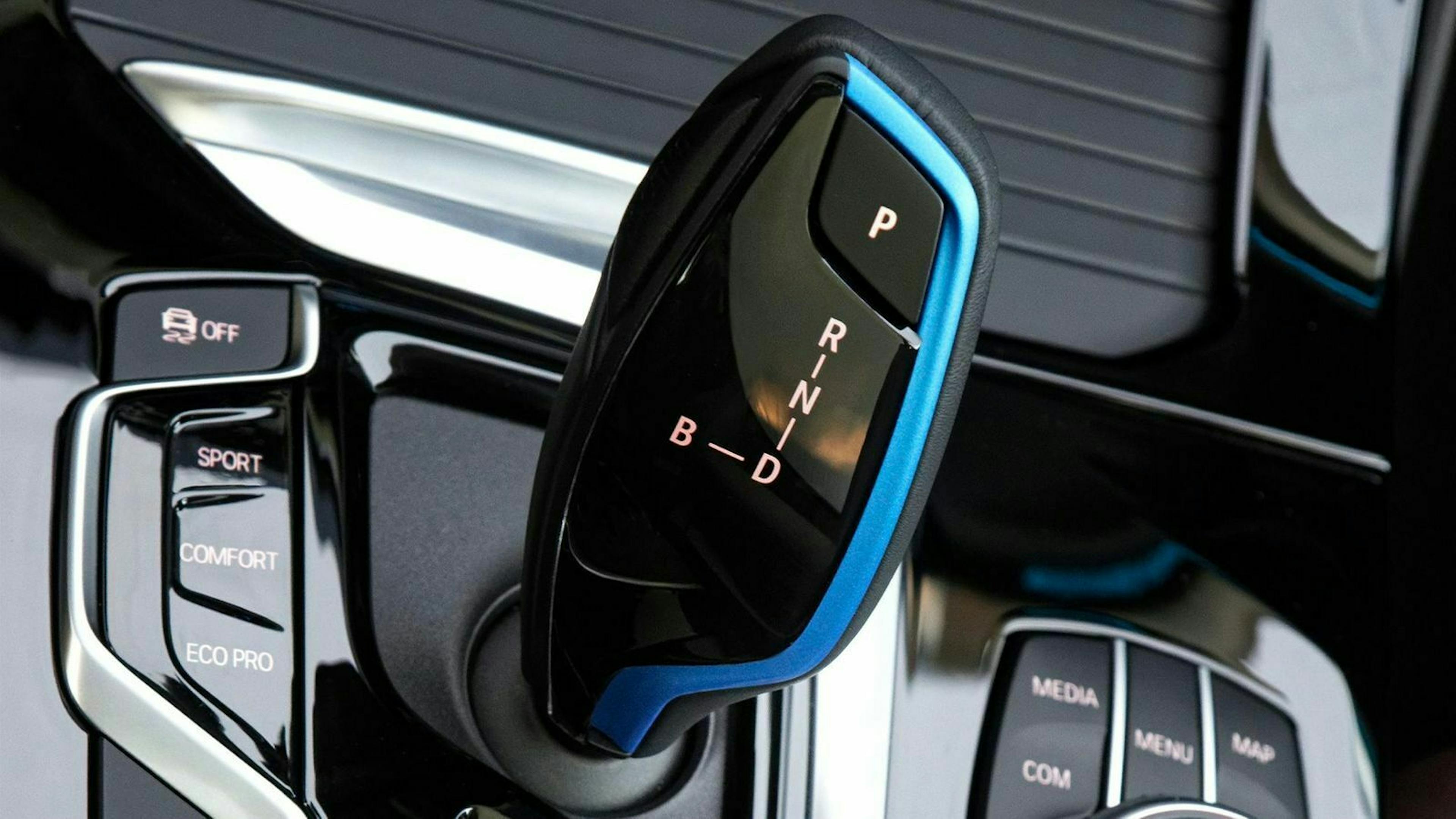 Zu sehen ist der Schaltknauf des BMW iX3