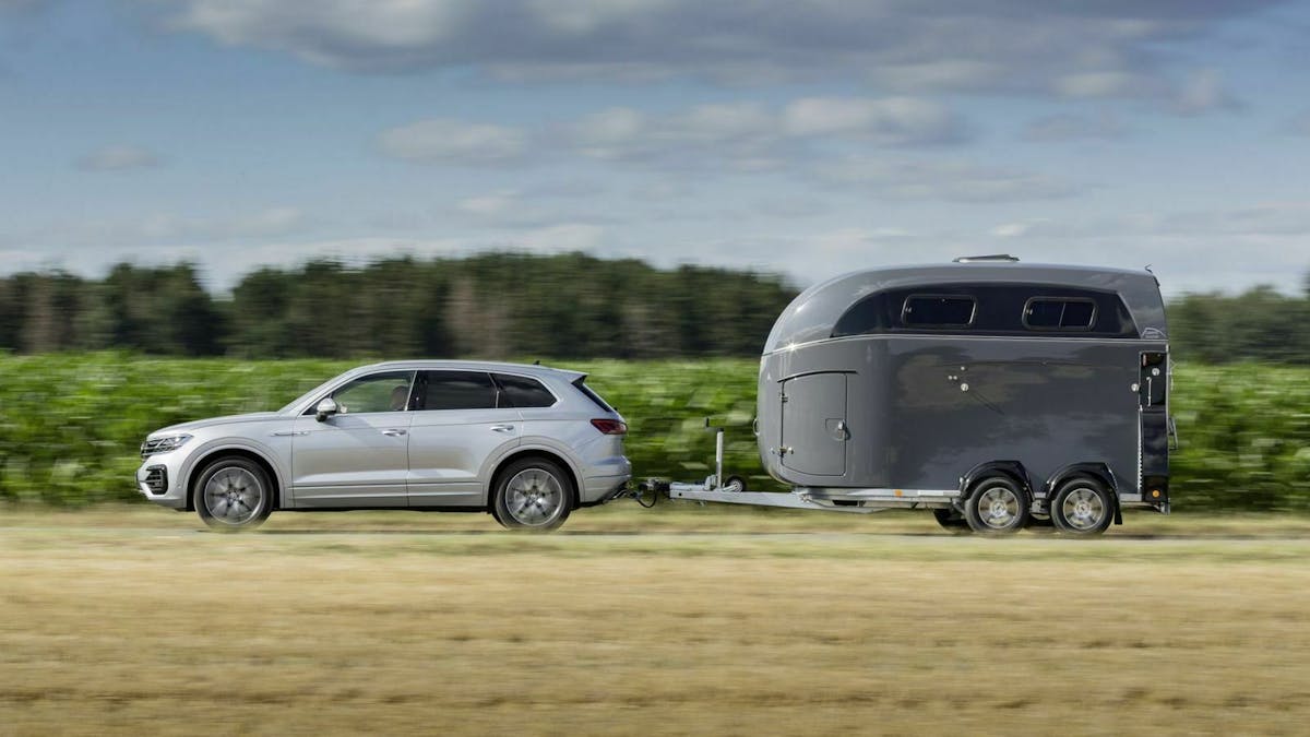 VW Touareg mit Anhänger Seitenansicht