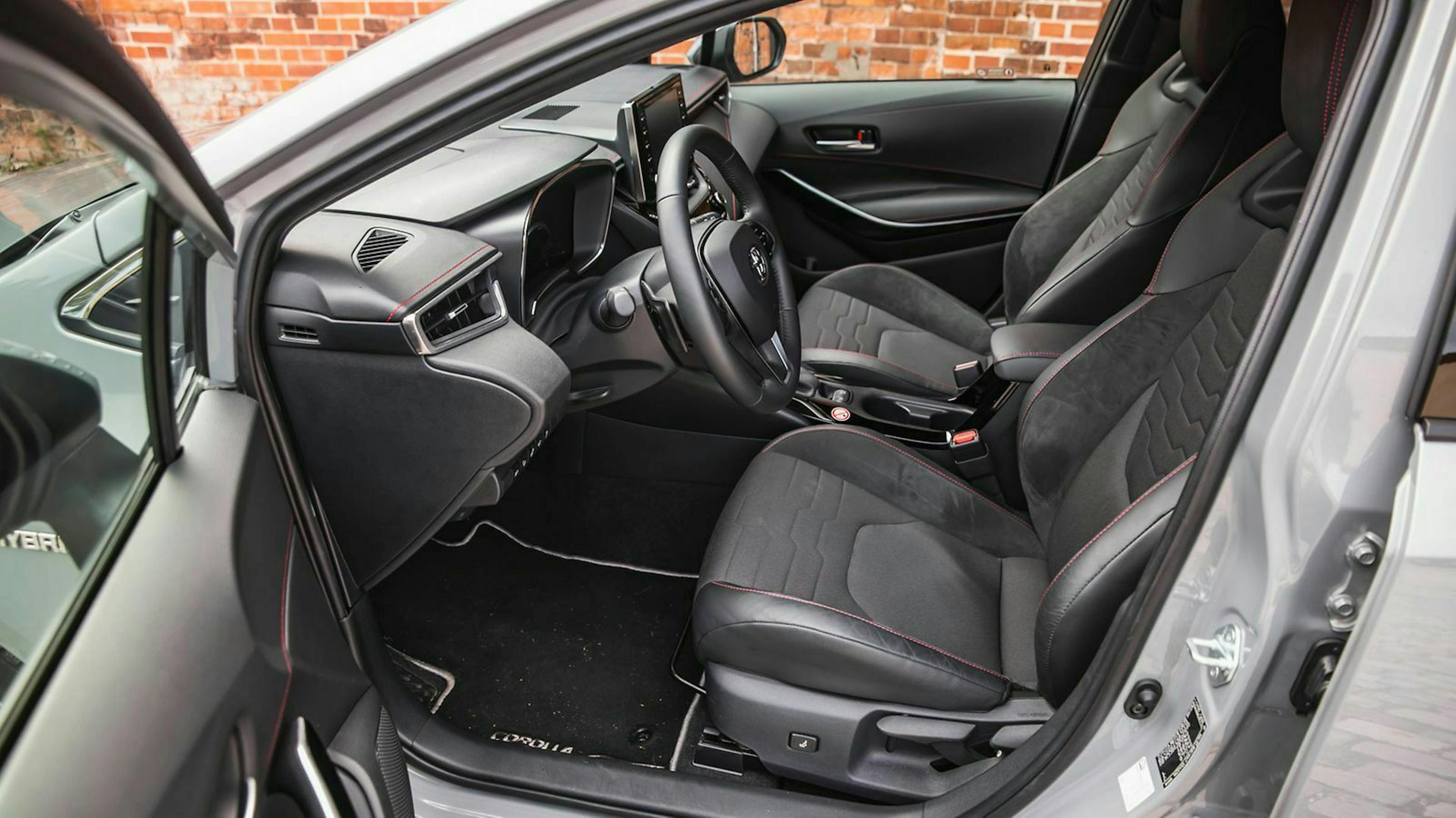 Toyota Corolla 2.0 Hybrid Vordersitze