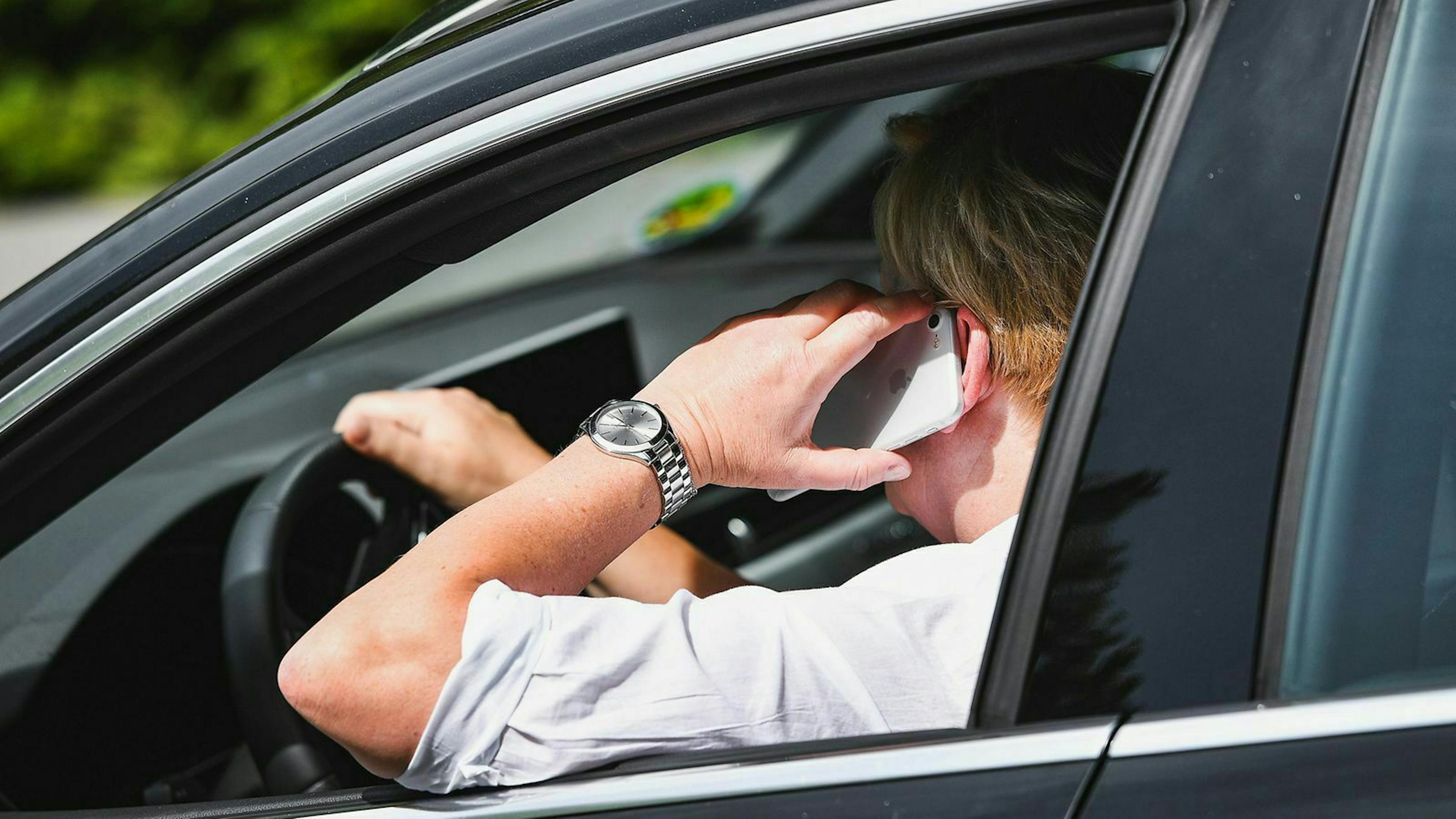 Handy am Steuer zählt zu einem A-Verstoß. In der Regel verlängert sich dann Deine Probezeit um weitere zwei Jahre.