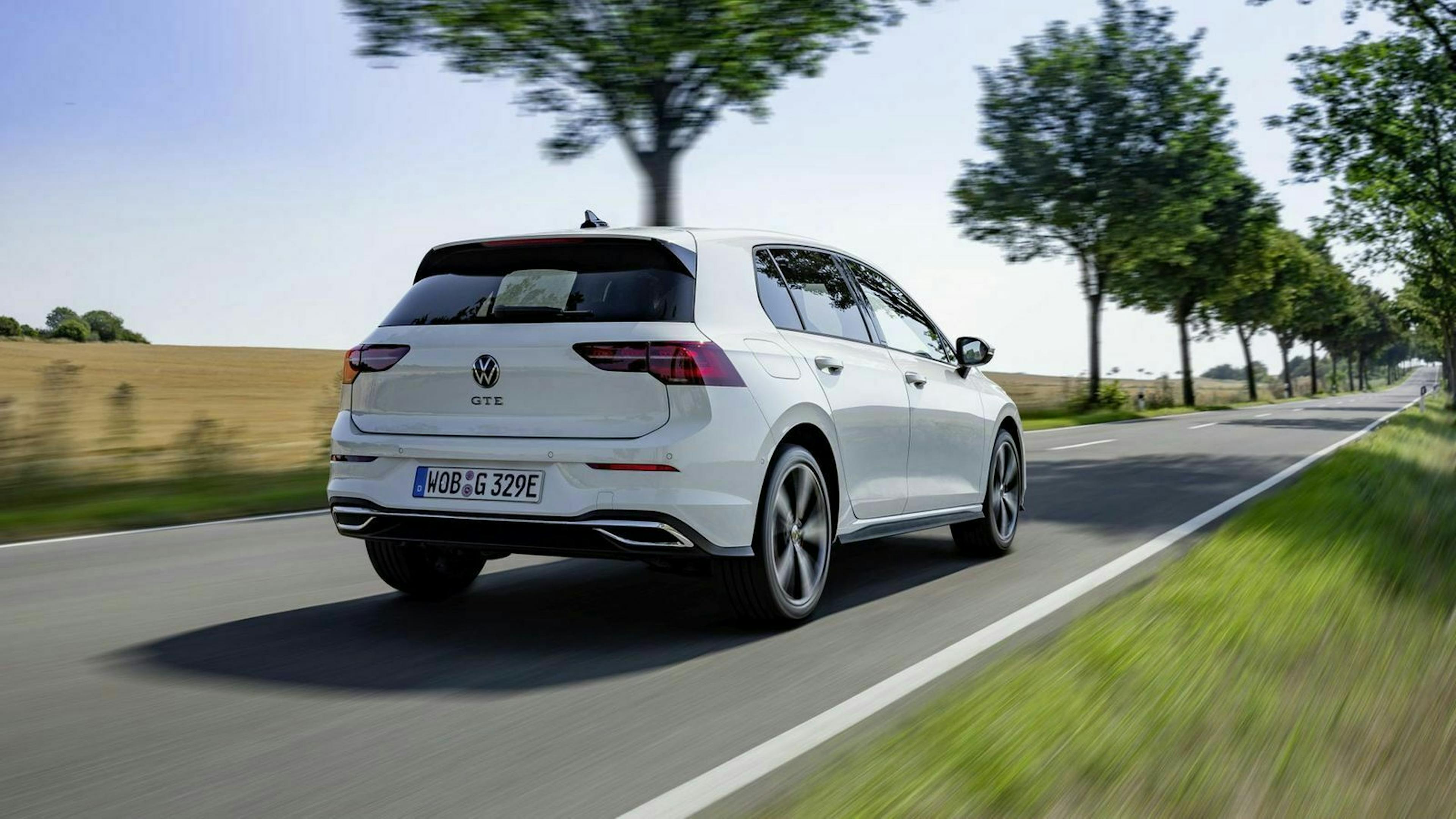 VW Golf 8 GTE in Fahrt Heckansicht