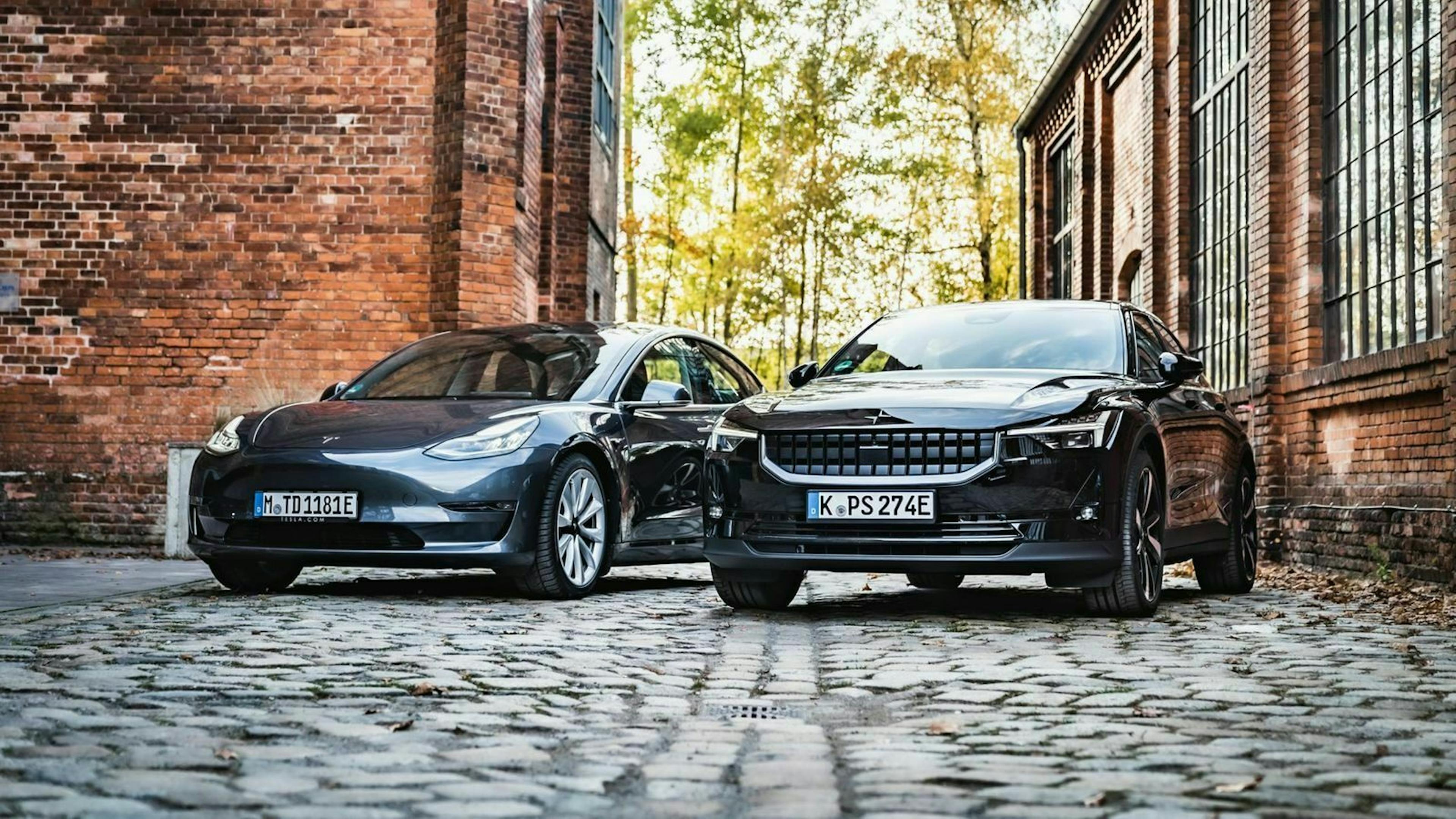 Das Tesla Model 3 und der Polestar 2 in seitlicher Frontansicht