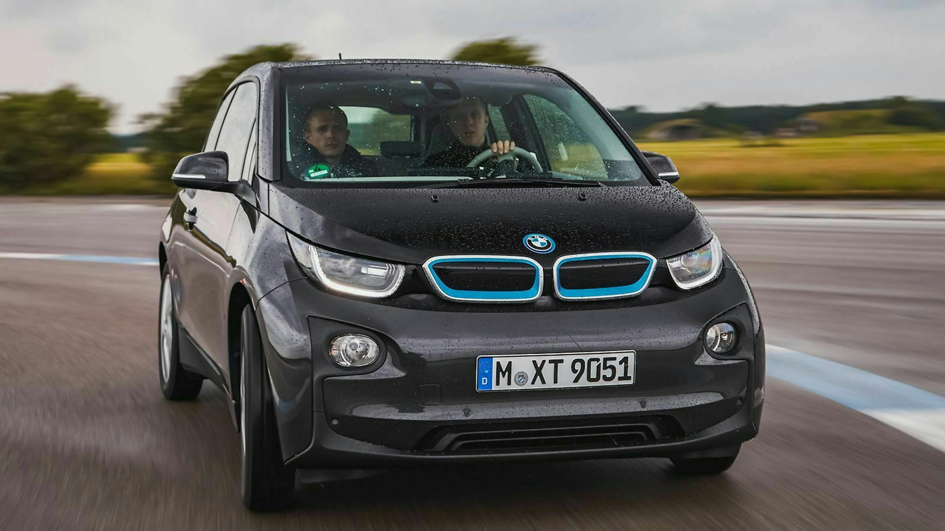 Ein BMW i3 fährt über eine Straße.