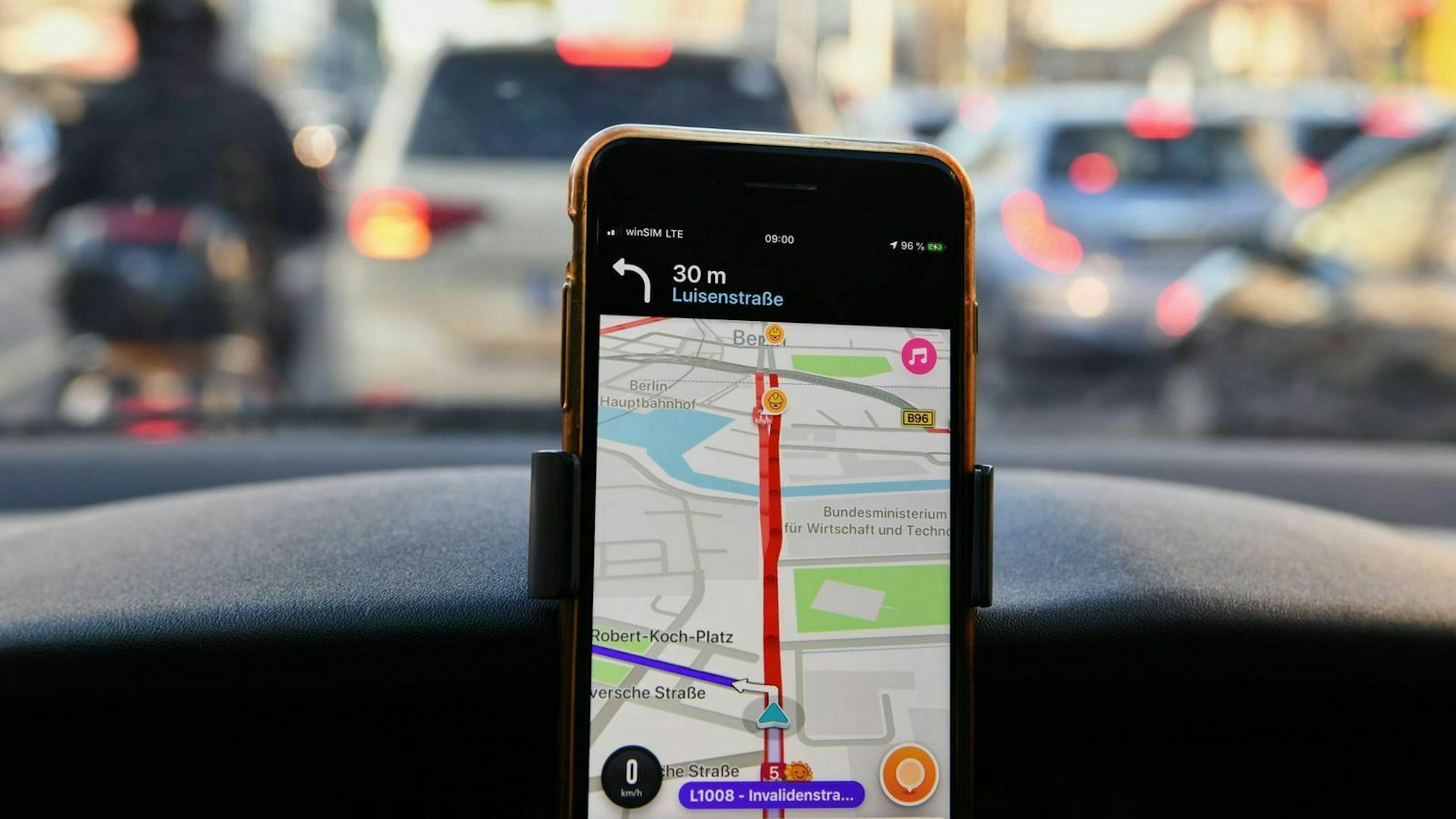 Zu sehen ist ein Smartphone im Navigationsmodus