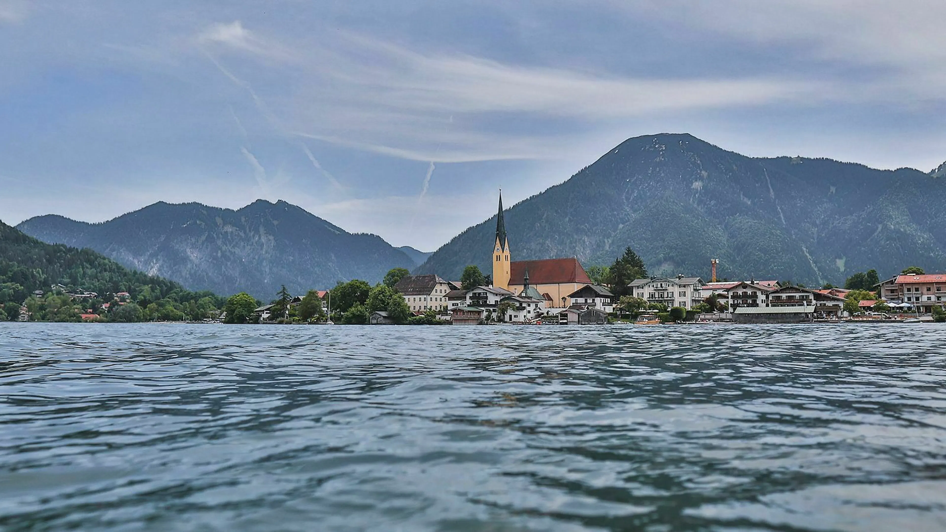 Die Raststätte eignet sich auch als Ausgangspunkt für verschiedene Ausflüge – zum Beispiel an den Tegernsee.