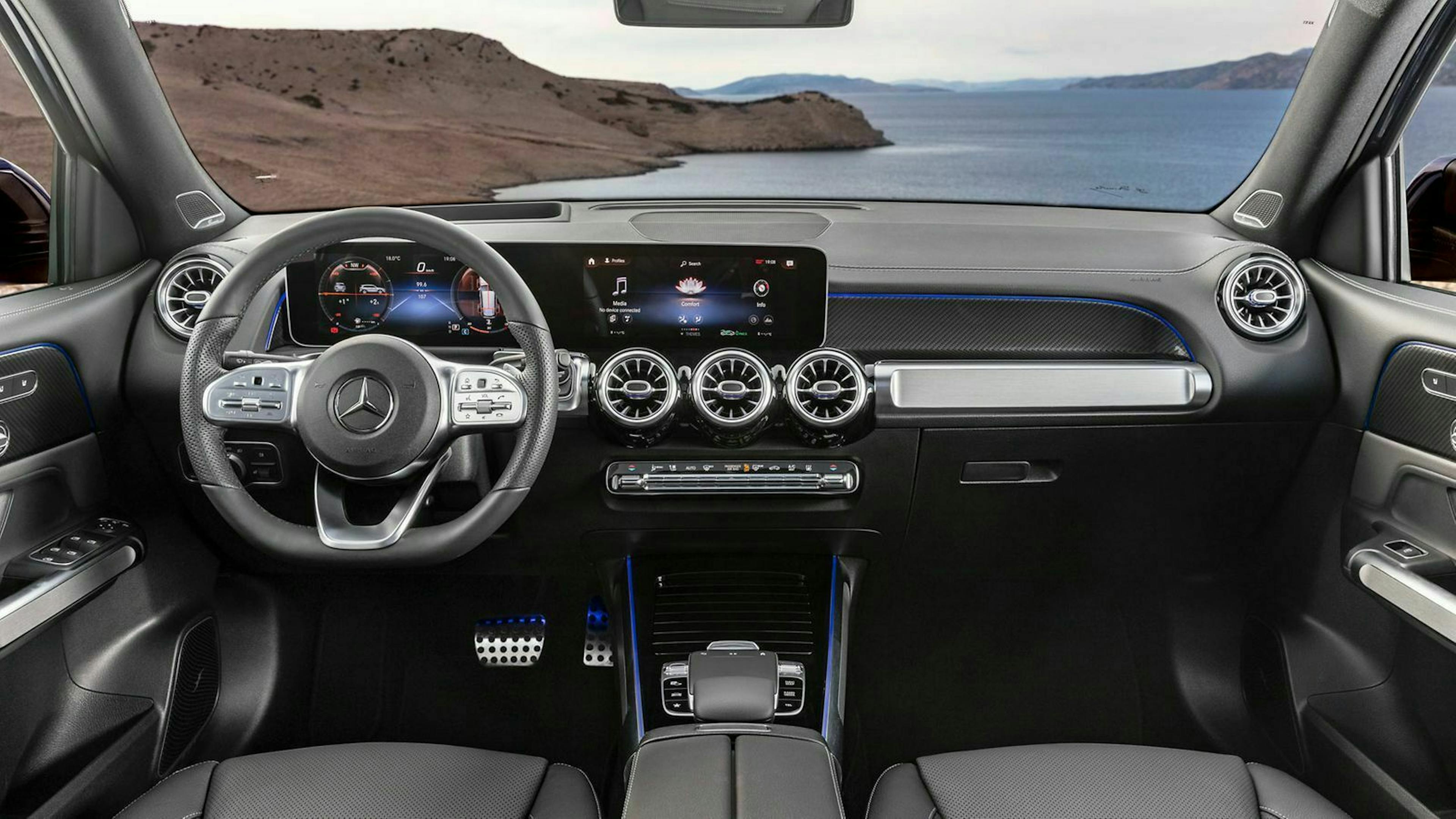 Im Innenraum des GLB sticht das freistehende Widescreen Cockpit hervor