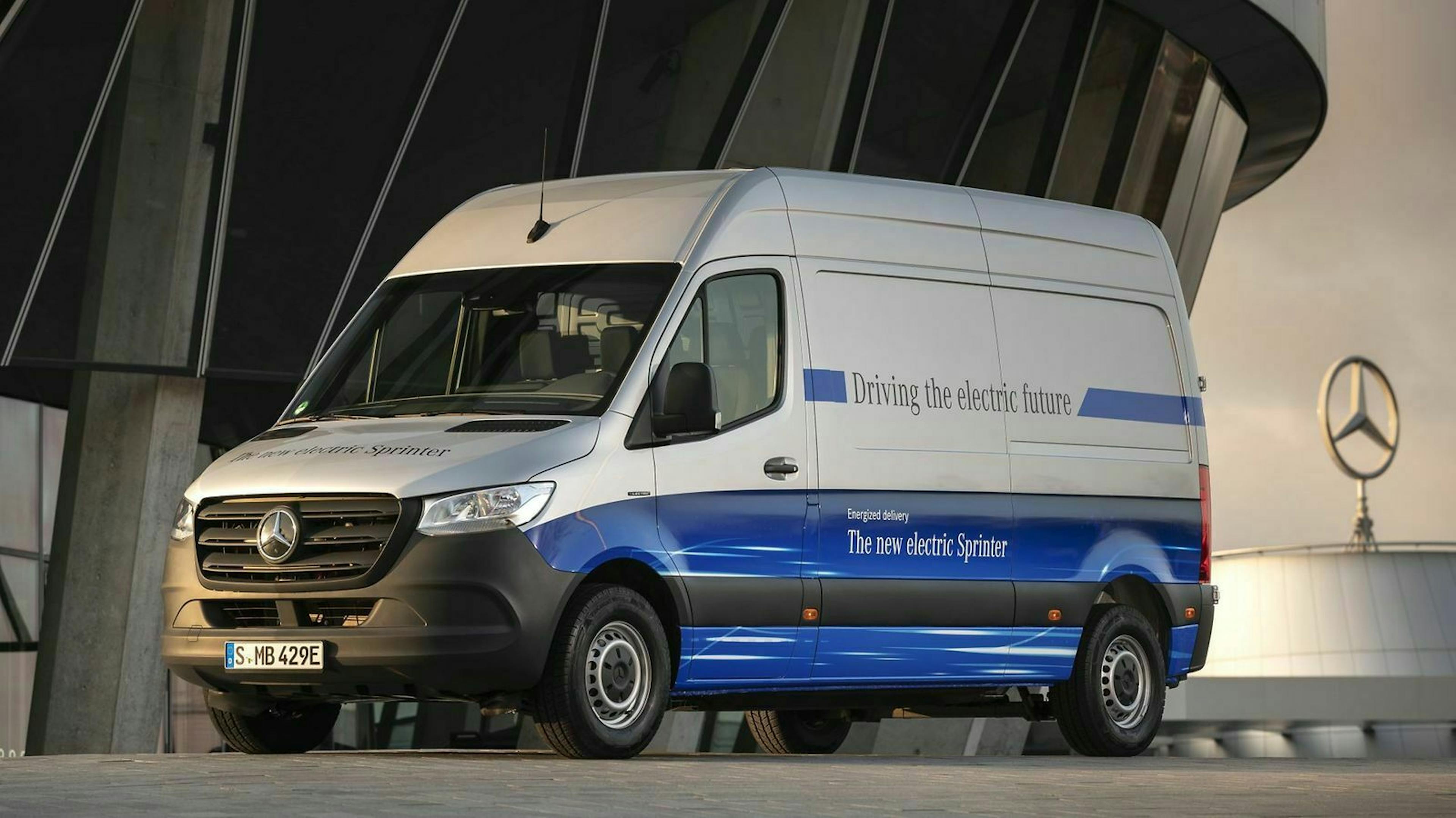 Mercedes eSprinter in der Ansicht von vorne-links, stehend