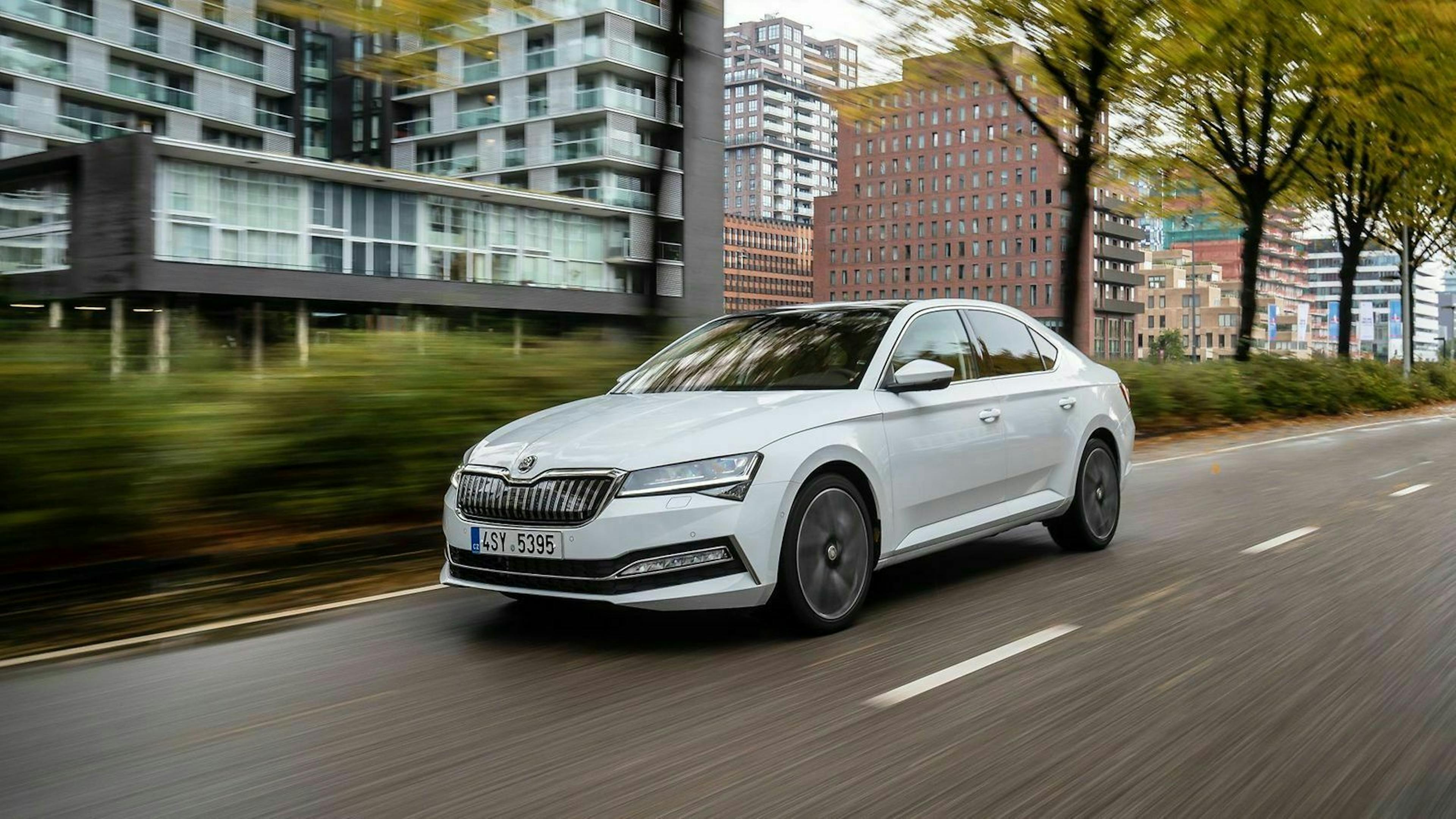 Škoda Superb IV in der Ansicht von vorne-links, fahrend