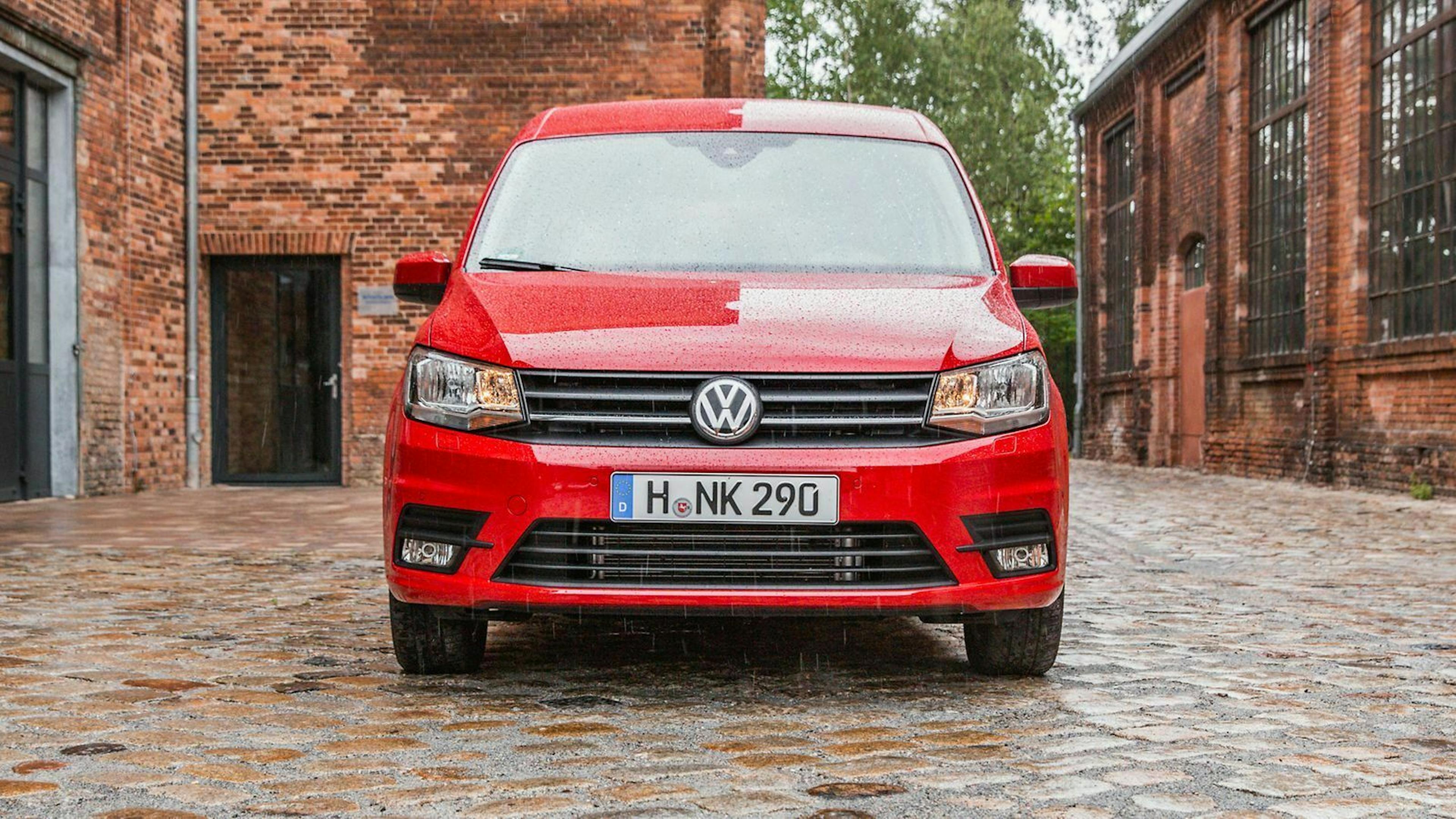 Ein VW Caddy in rot in der Frontansicht