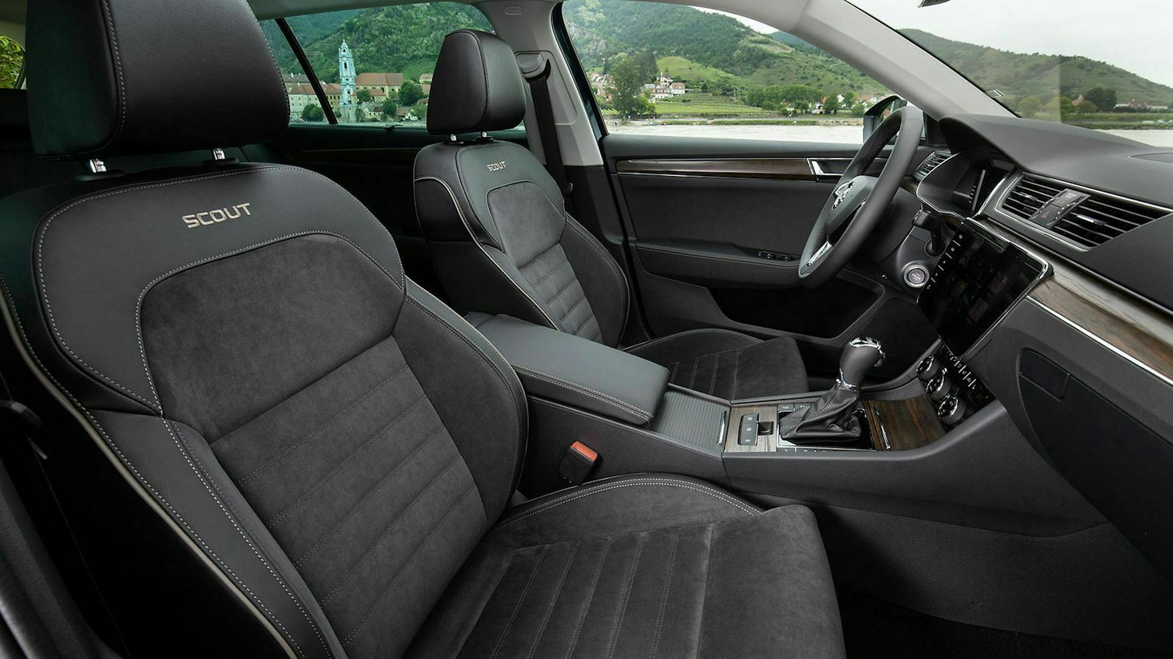 Innenraum des Superb Scout: Blick auf die Vordersitze