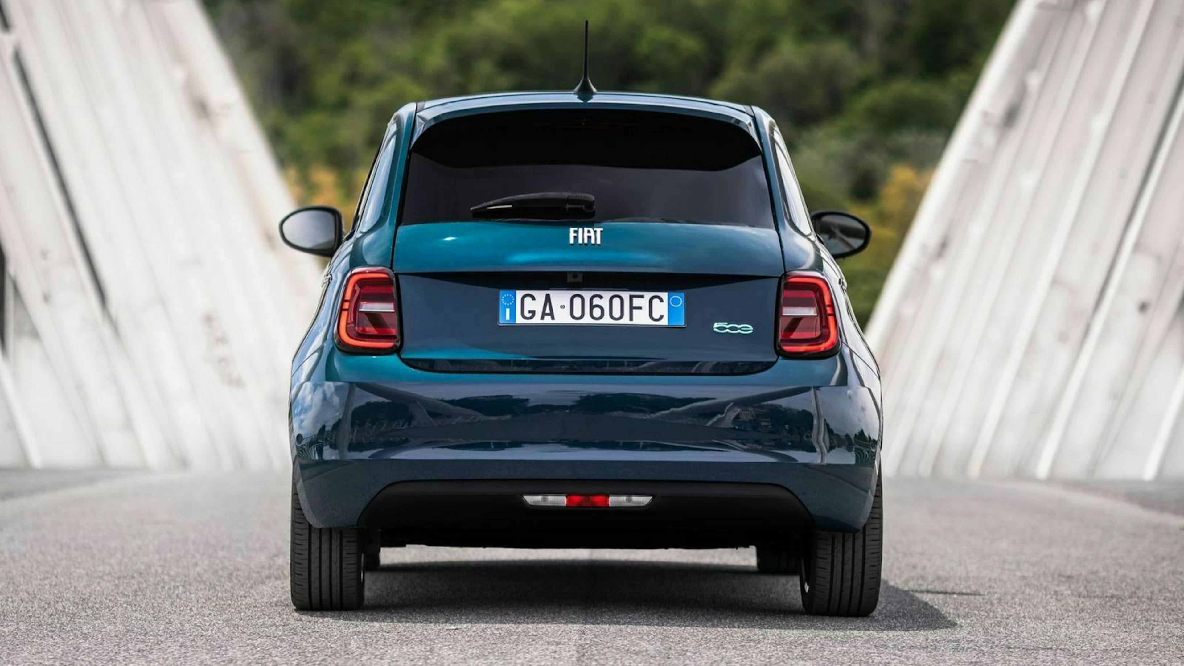 Zu sehen ist der Fiat 500e 2020 von hinten