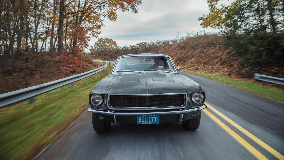Zu sehen ist der Ford Mustang aus dem Film "Bullitt" von 1968 von vorn