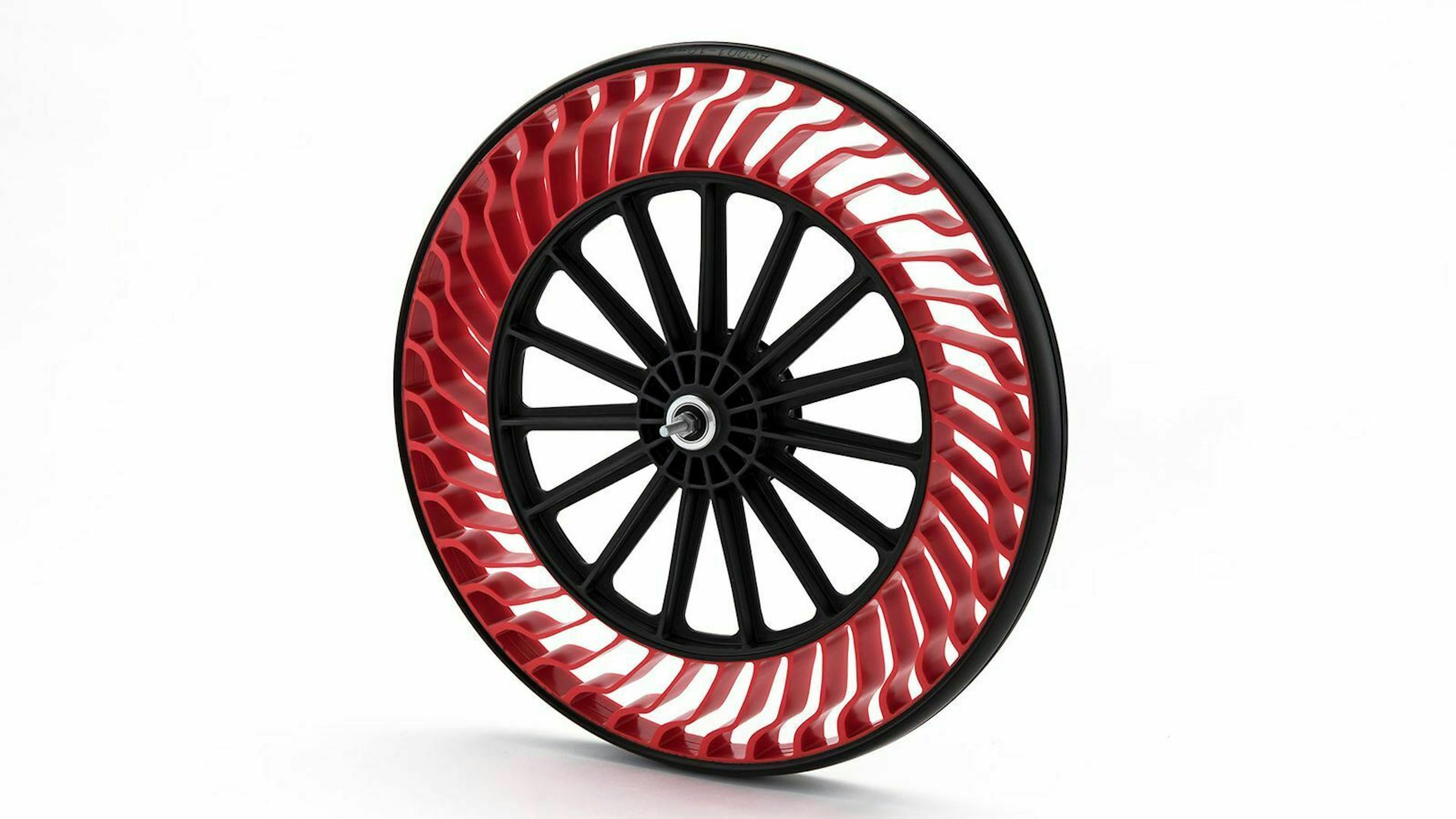 Ein luftloser Reifen fürs Fahrrad mit roten Lamellen von Bridgestone