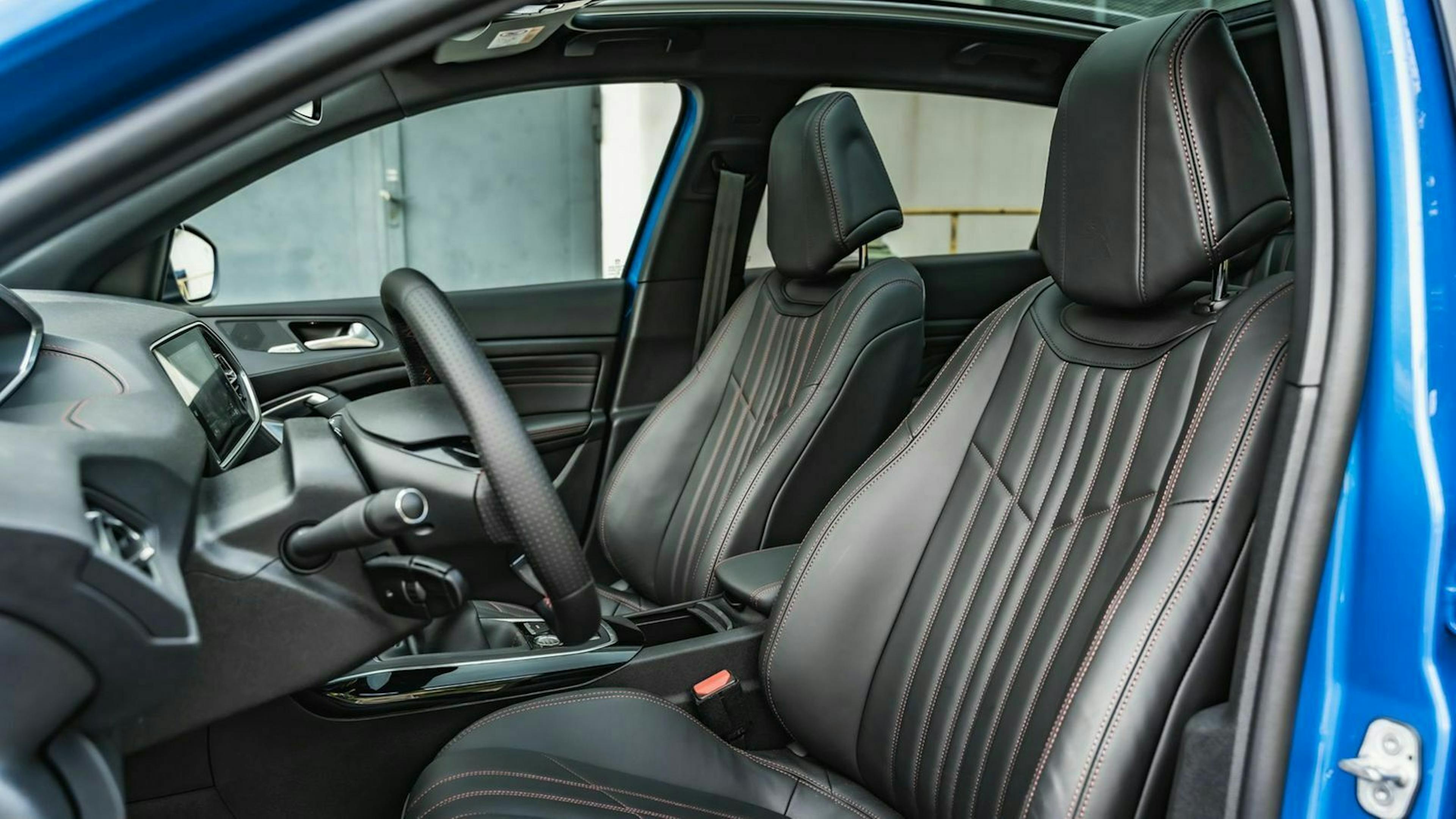 Sicht auf die Vordersitze des Peugeot 308 
