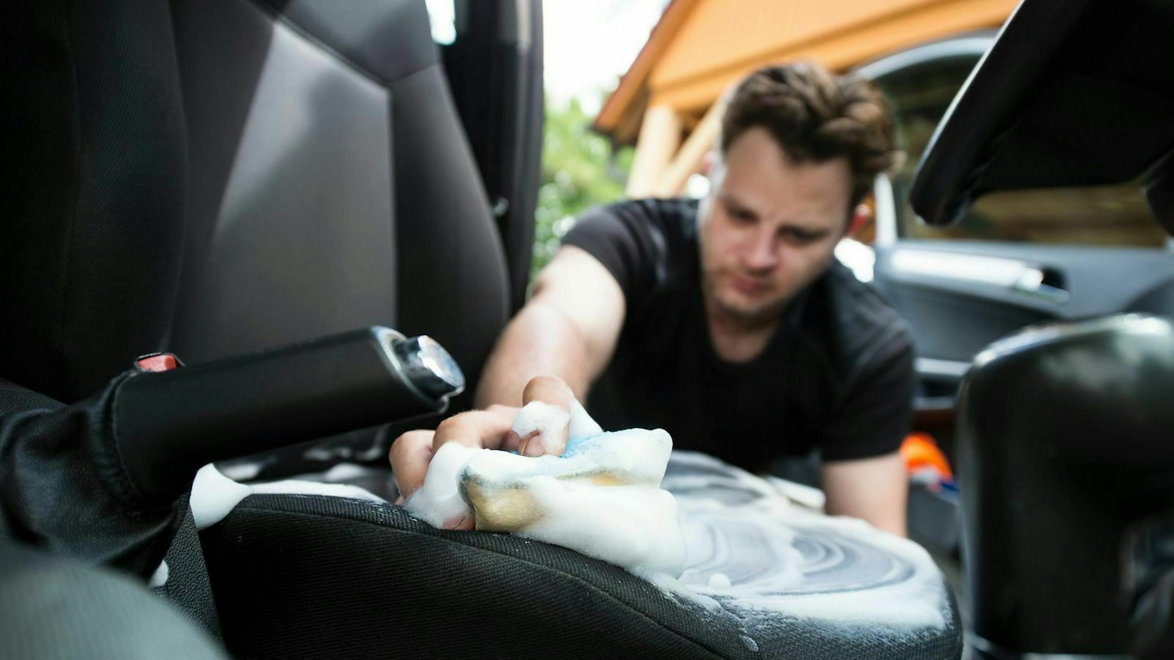 Mit einfachem Schaumreiniger kannst du Schmutz leicht von den Polstern entfernen