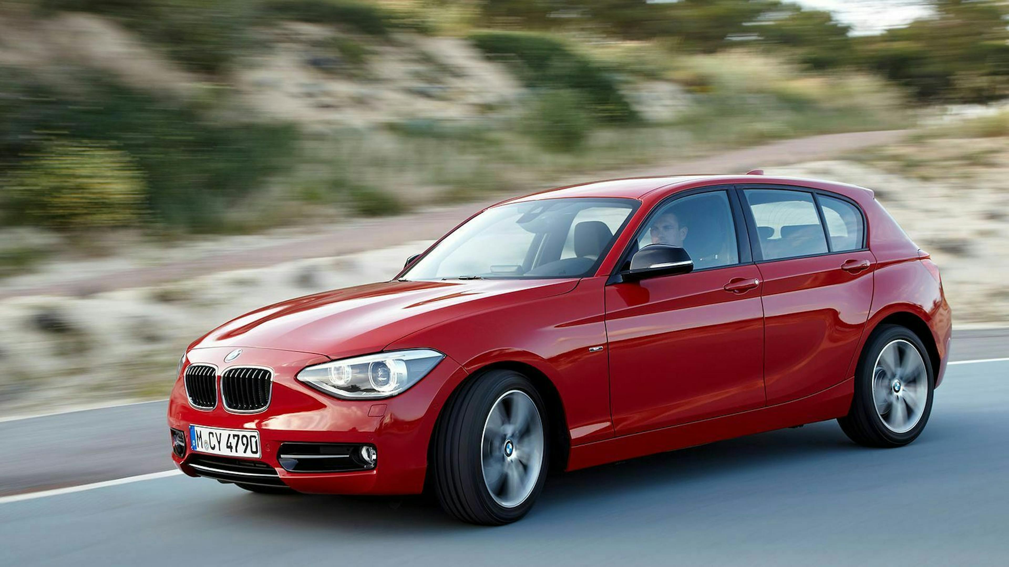 Zu sehen ist ein 1er BMW der Sport Line in roter Lackierung