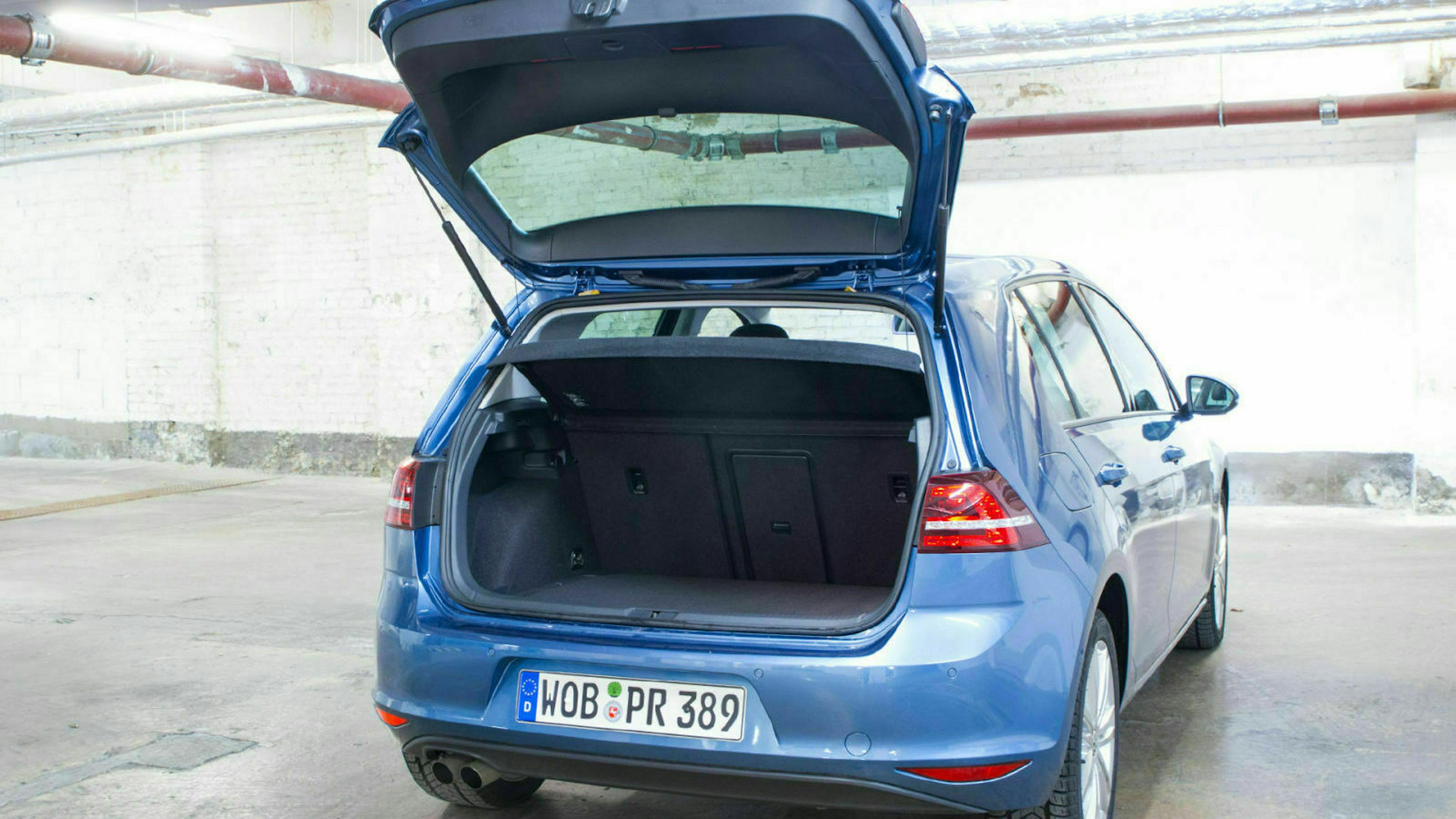 Zu sehen ist der Kofferraum eines Golfs