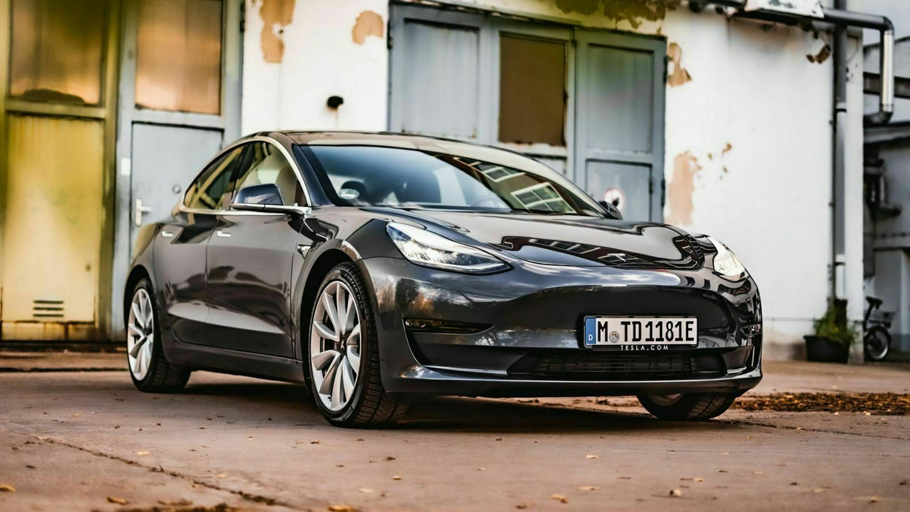 Das Tesla Model 3 in seitlicher Frontansicht