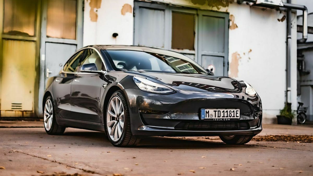 Das Tesla Model 3 in seitlicher Frontansicht