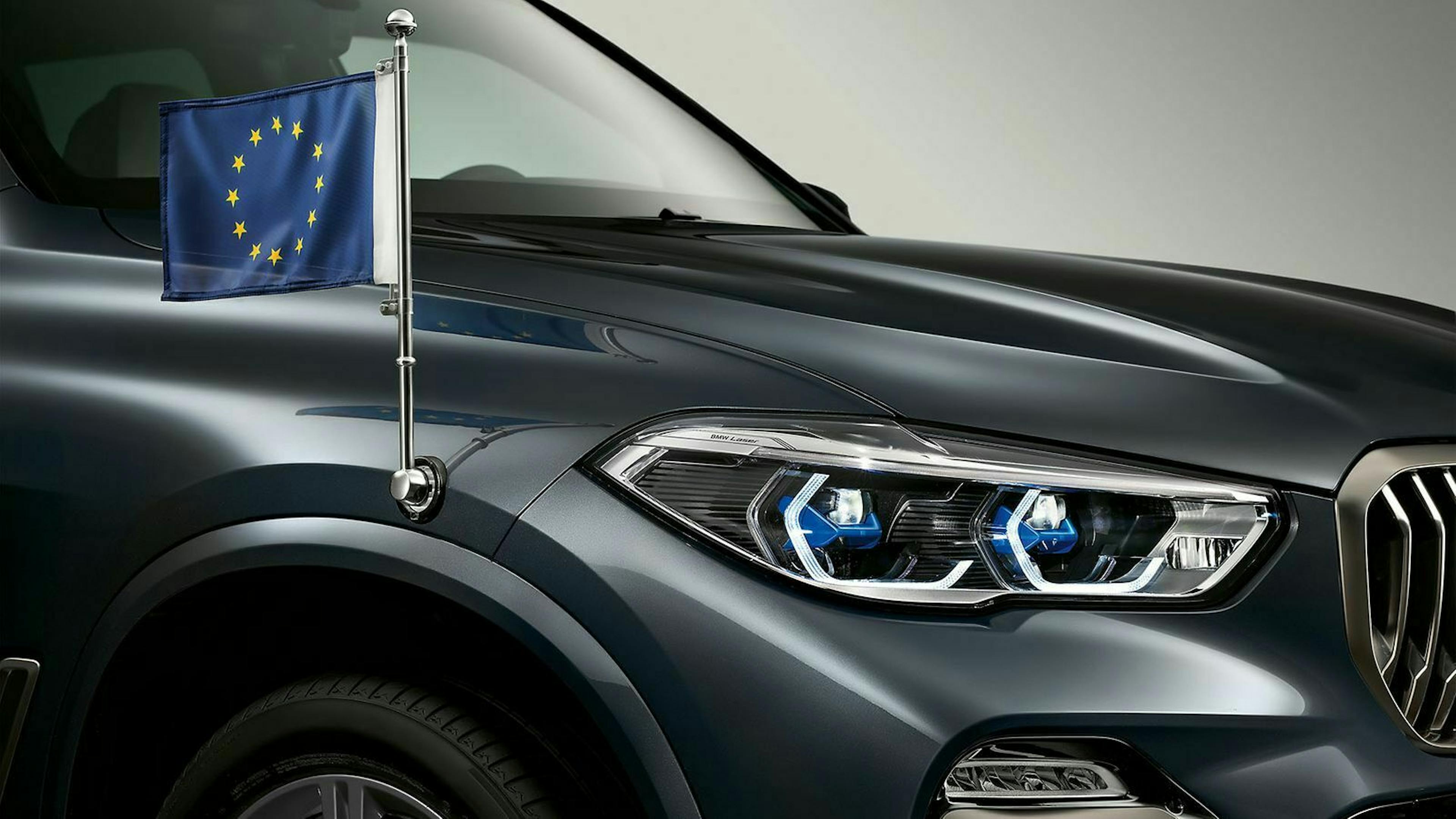 Die Gegensprechanlage des BMW X5 ermöglicht den Insassen die Kommunikation mit aussenstehenden Personen