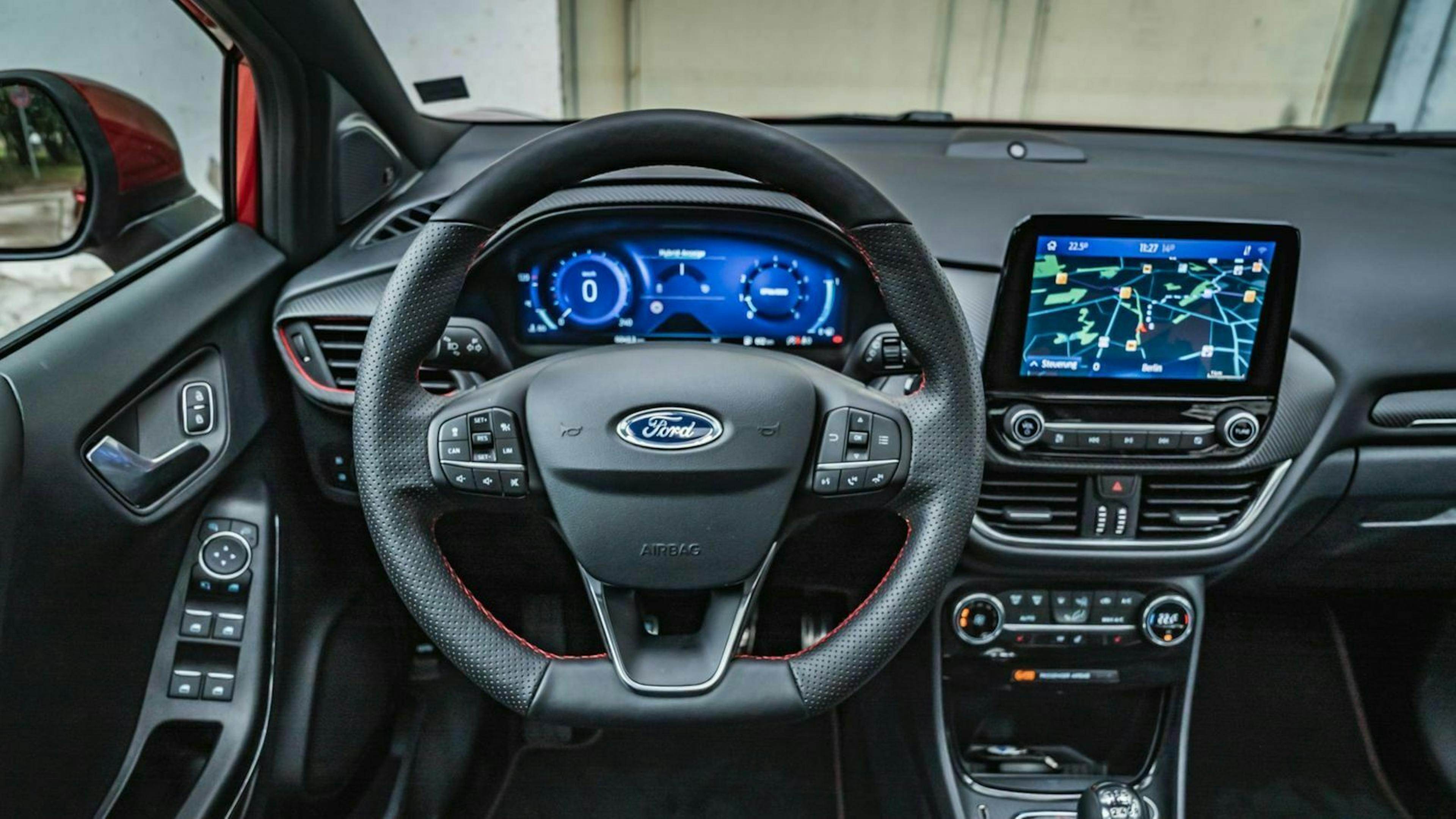 Zu sehen ist das Cockpit des Ford Puma