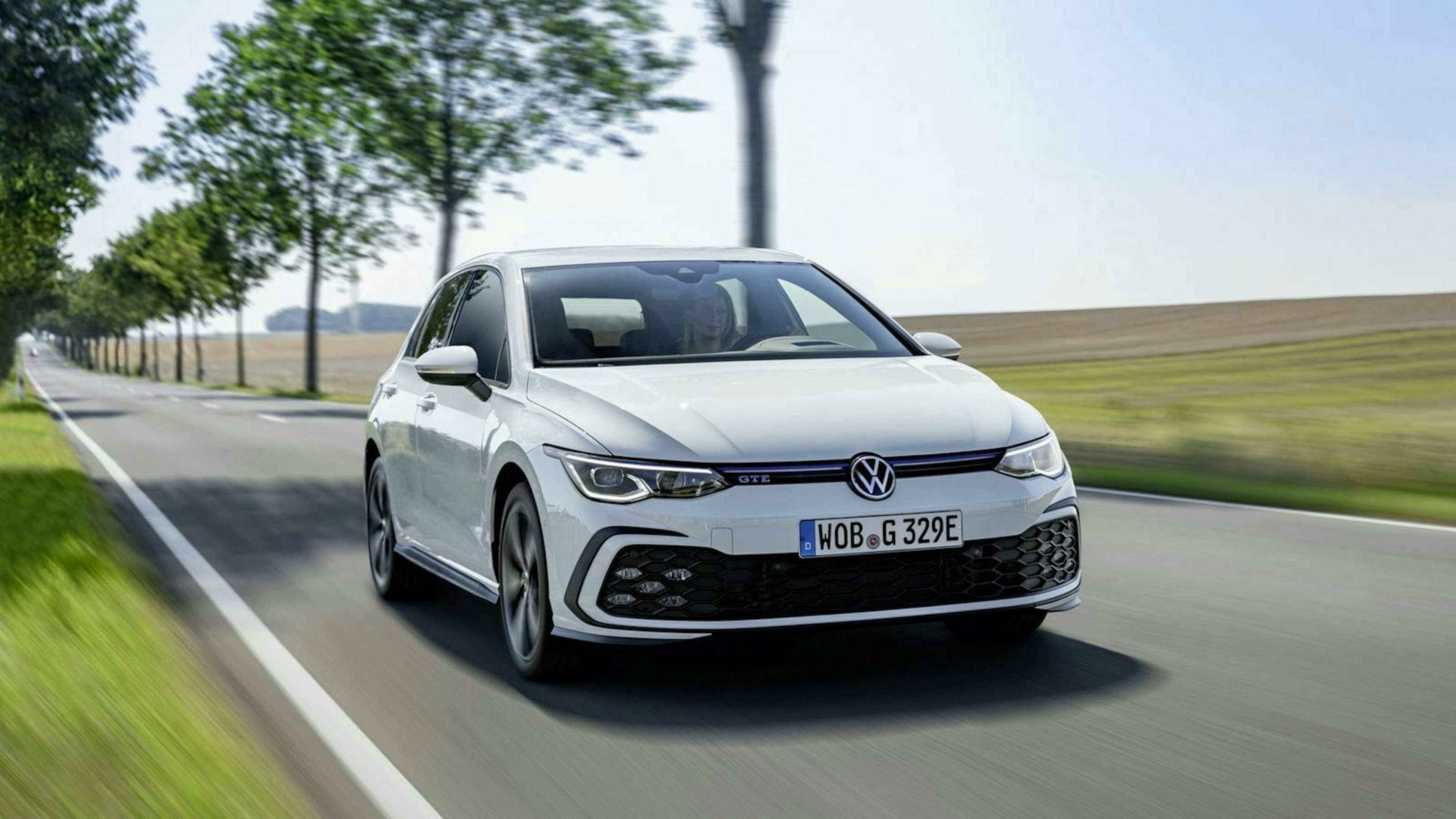 VW Golf 8 GTE in Fahrt 