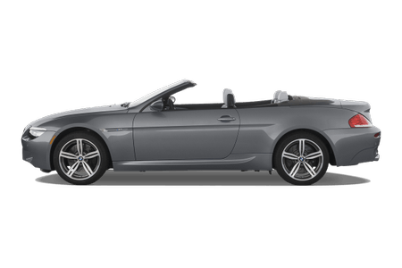 Silbernes Cabriolet-Auto, Seitenansicht, mit offenem Verdeck und sportlichem Design auf weißem Hintergrund.