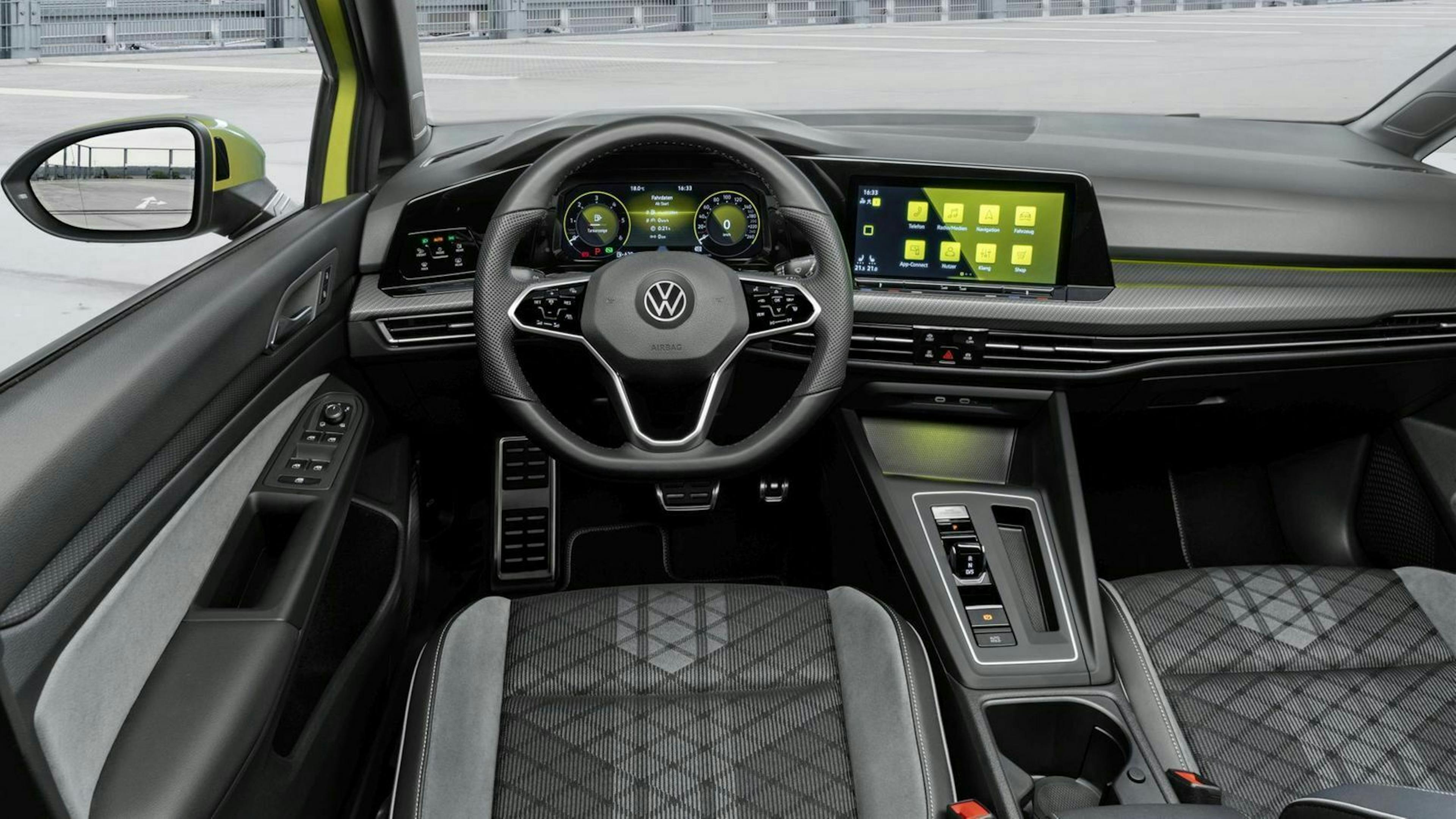 Zu sehen ist das Cockpit des VW Golf 8 Variant