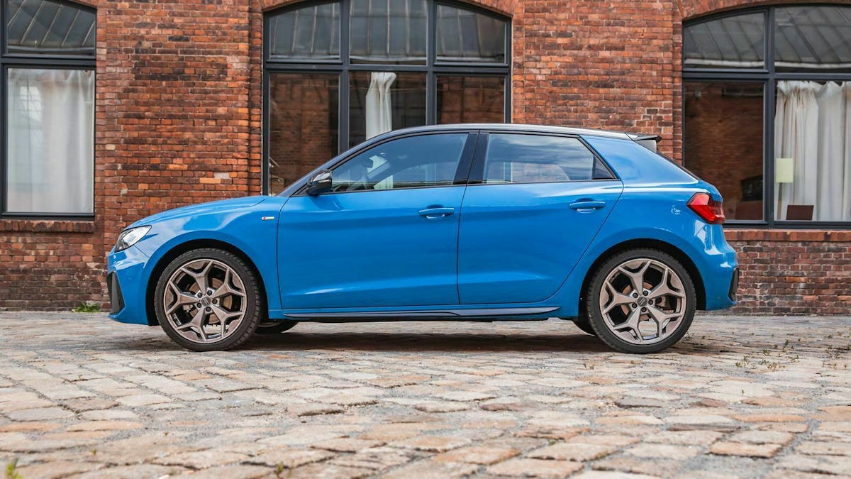 Der Audi A1 Sportback S-Line 35 TFSI in der Außenfarbe 'Turboblau