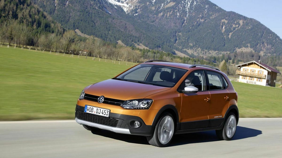 VW Cross Polo fahrend in der Ansicht von vorne-links