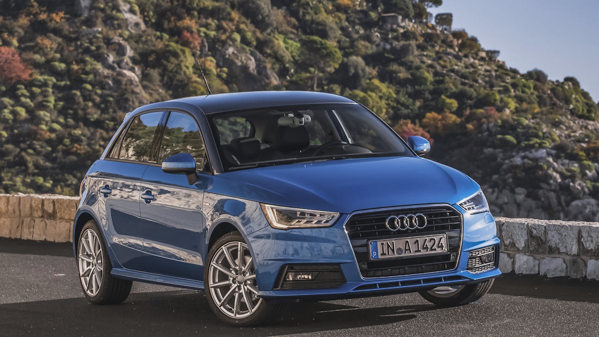 Zu sehen ist der Audi A1 Sportback in der Außenlackierung Hainan Blue, stehend