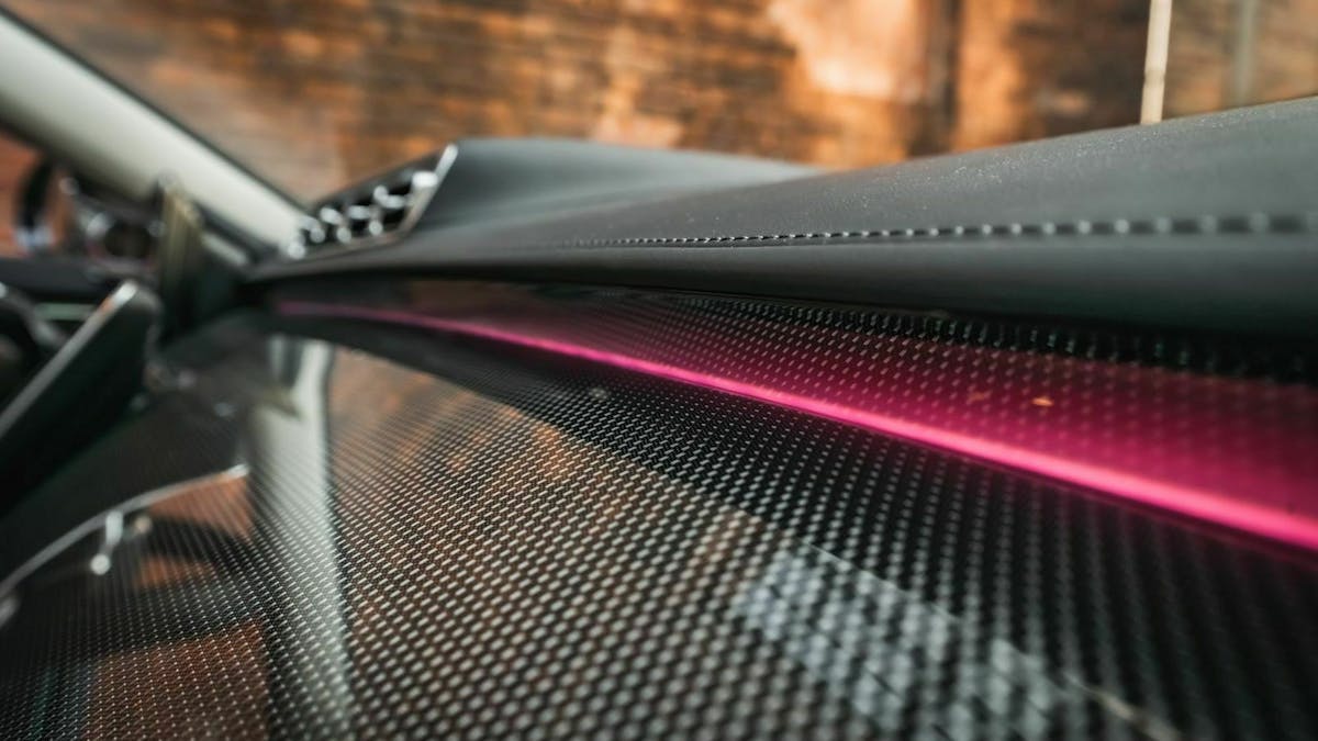 Zu sehen ist die Cockpit-Ambientbeleuchtung der Mercedes_S-Klasse 2020