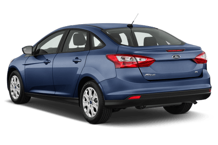 Blauer Ford Focus Limousine, Heckansicht. Fahrzeug steht still, Rückleuchten und Emblem sichtbar auf weißem Hintergrund.