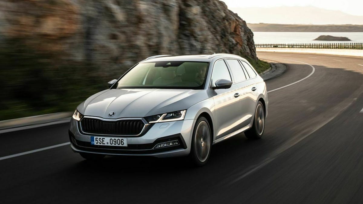 Zu sehen ist der Skoda Octavia, fahrend