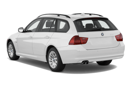 Weißer BMW Kombi, Heckansicht, mit Dachreling und markanten Rückleuchten.