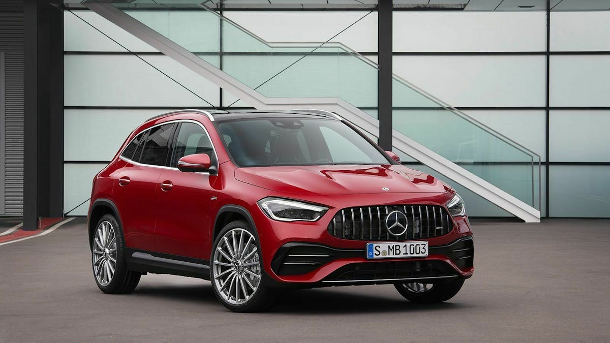 Mercedes GLA AMG 35 in der Ansicht von vorne-rechts, stehend