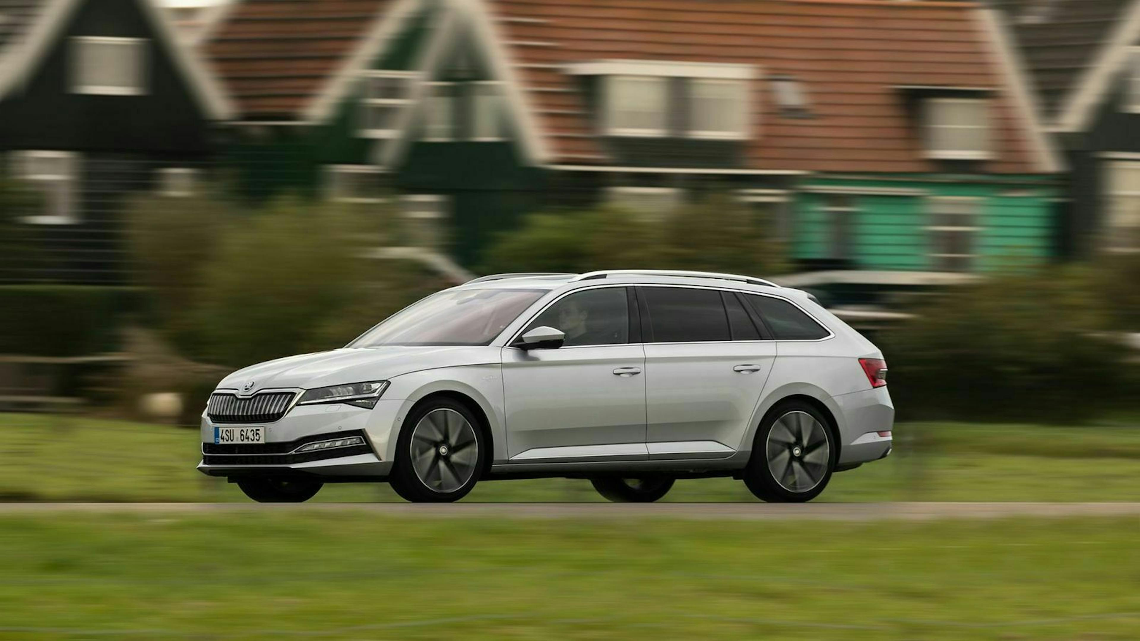 Škoda Superb in der Seitenansicht, fahrend